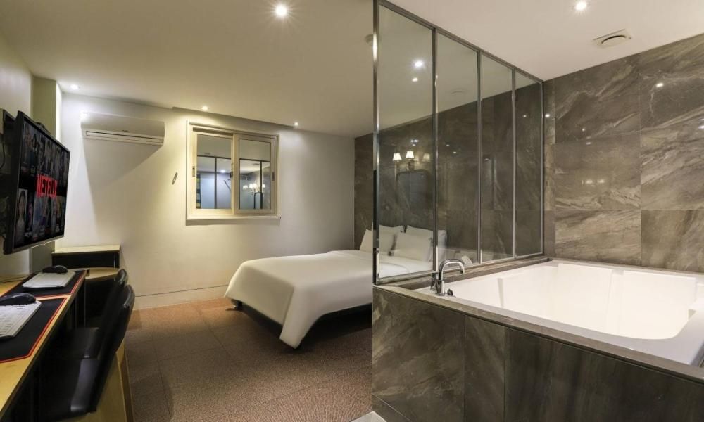 Hotel H2 Superior Double Room 3