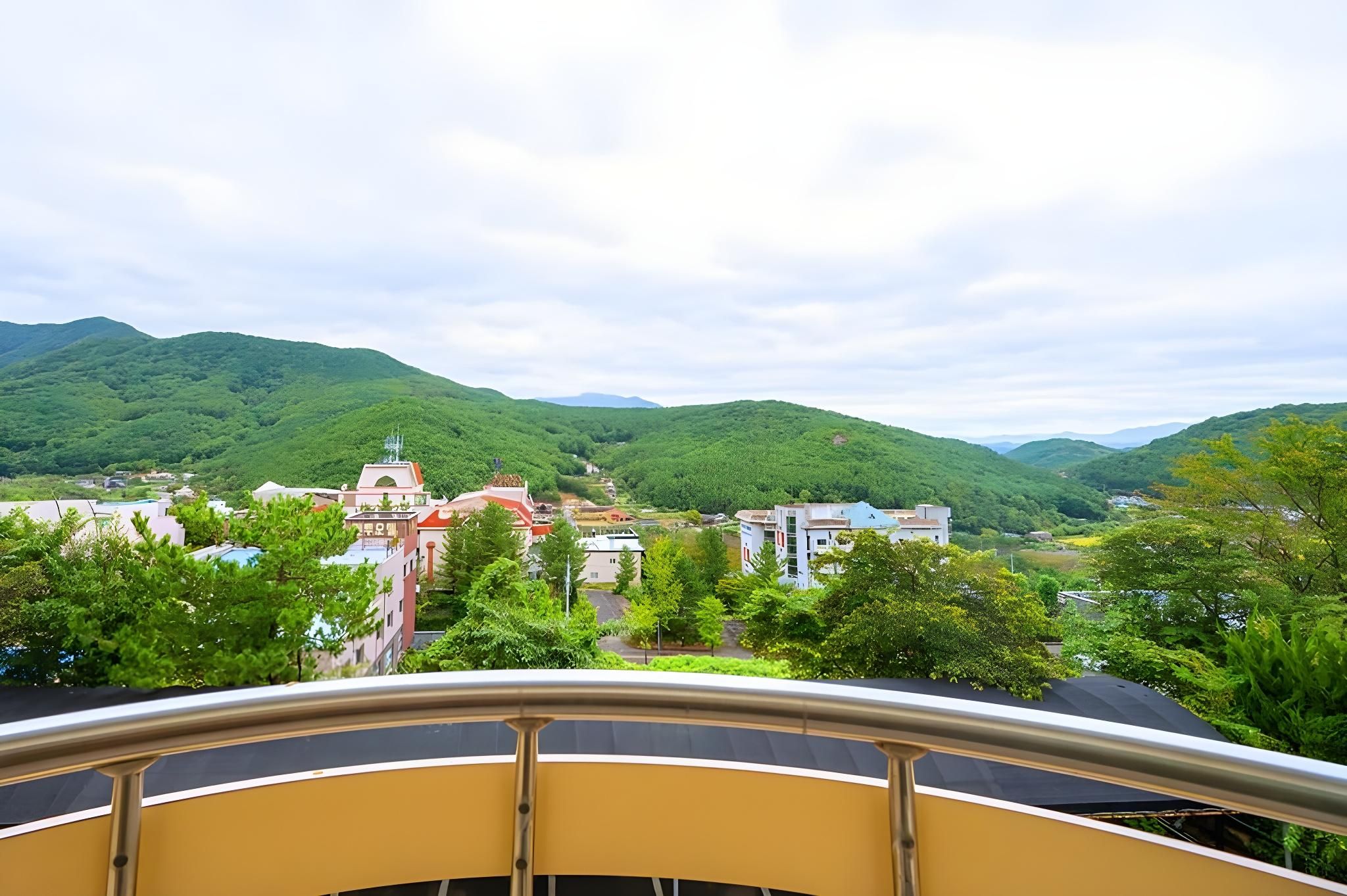 Room 305 (family bath)