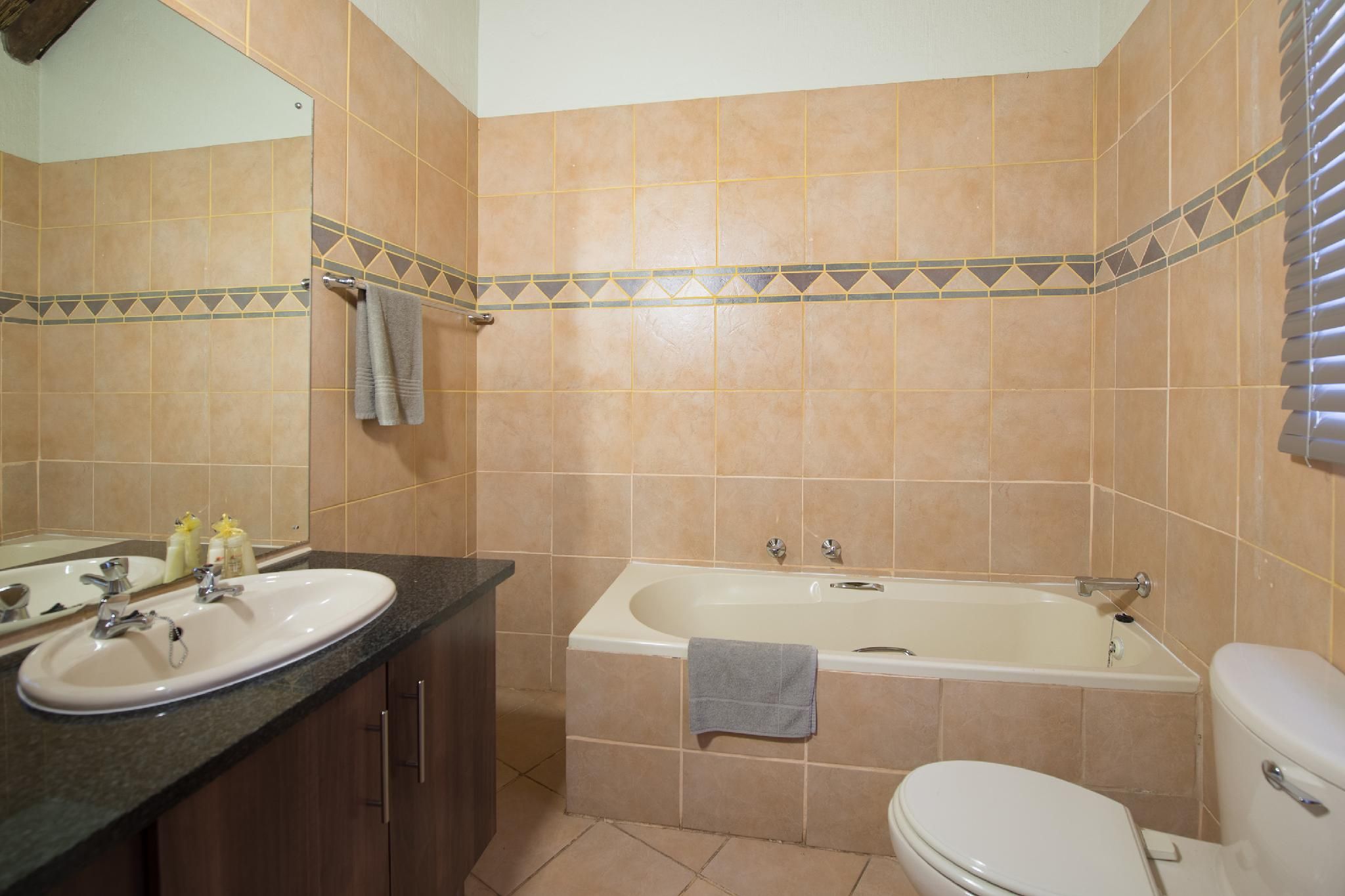 Four Bedroom Chalet with Patio