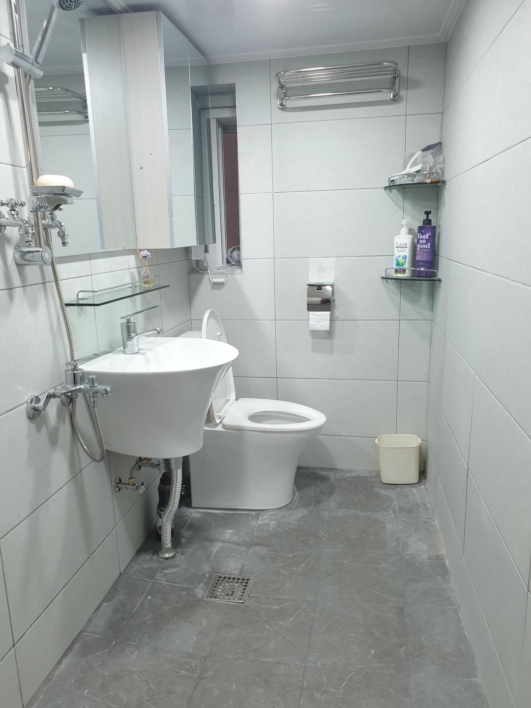 Basement Family Room for 2 People - Up to 5 People Allowed