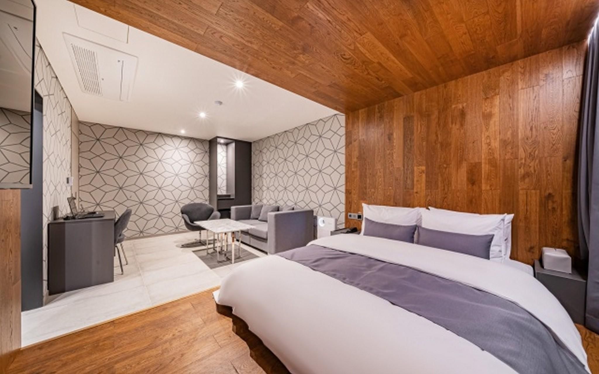 Suite Room - No Parking, Check-In After 10PM