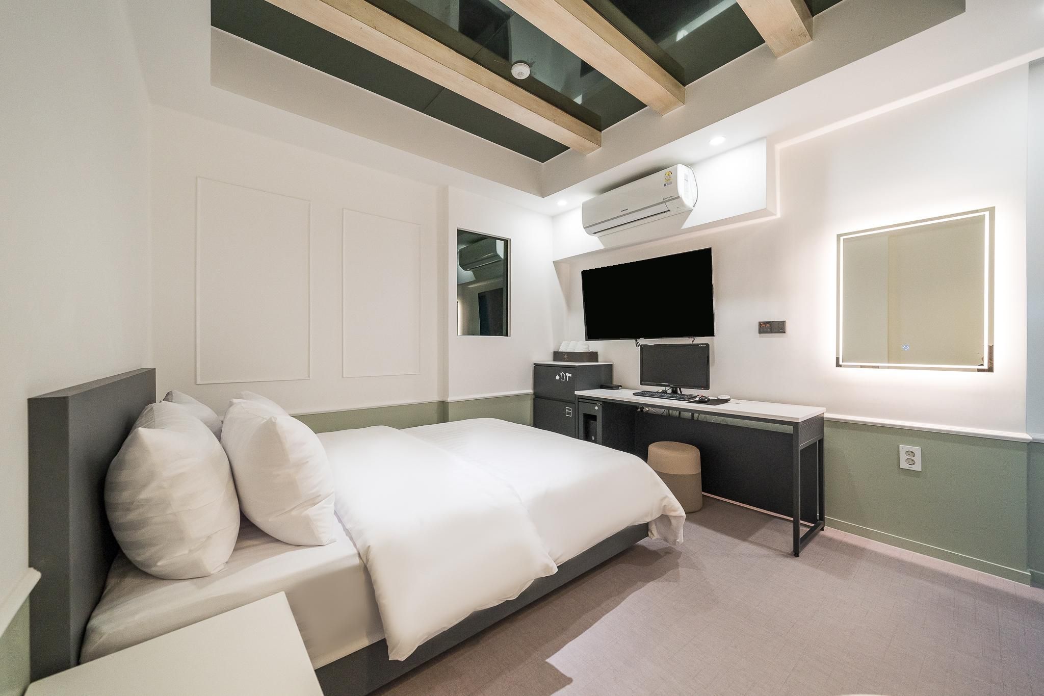 Deluxe - Consecutive Stay Only : Check-In At 1PM Every Day