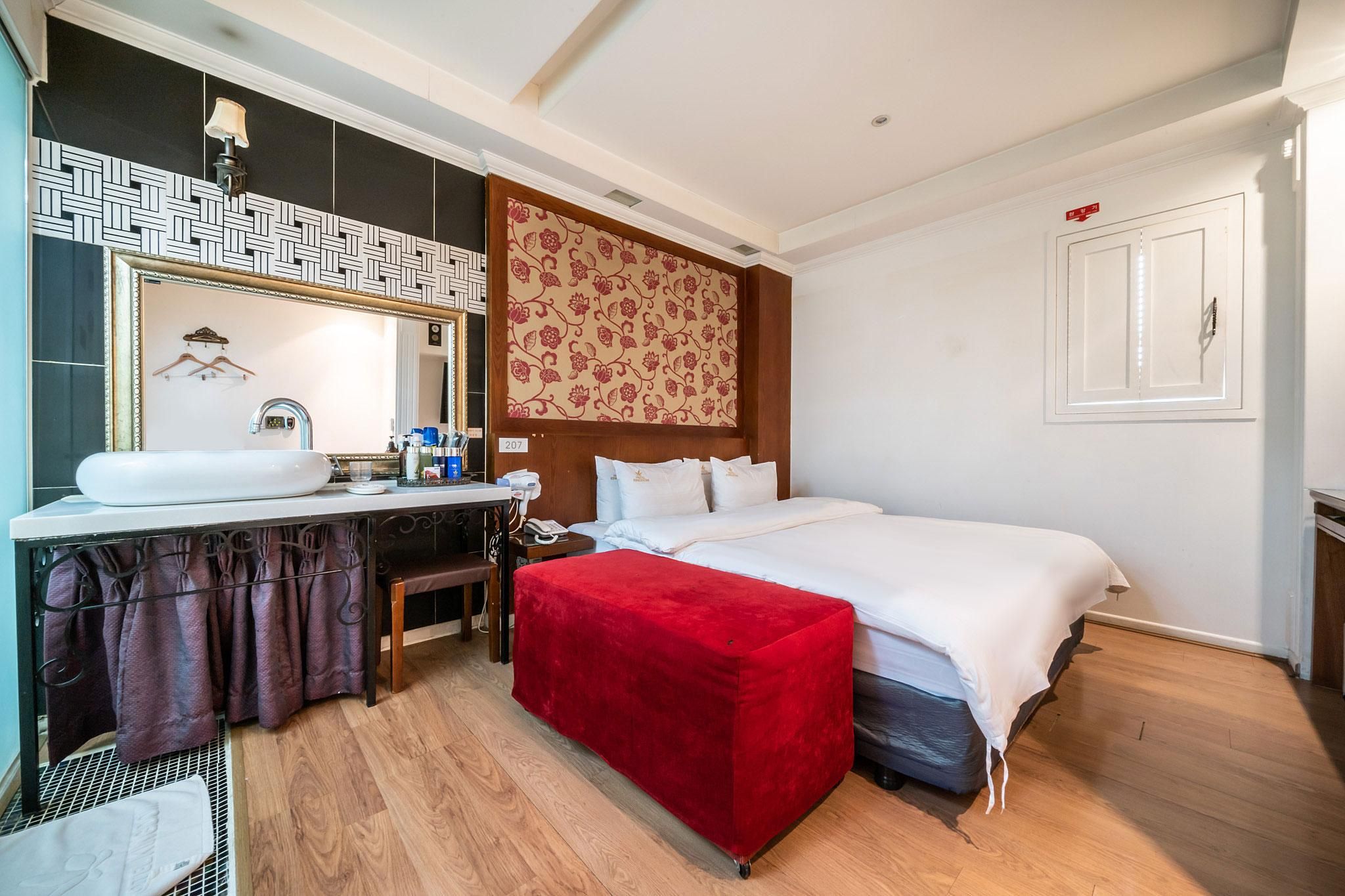 9233cd33b1cb04a5d2cebd628ad3abc5