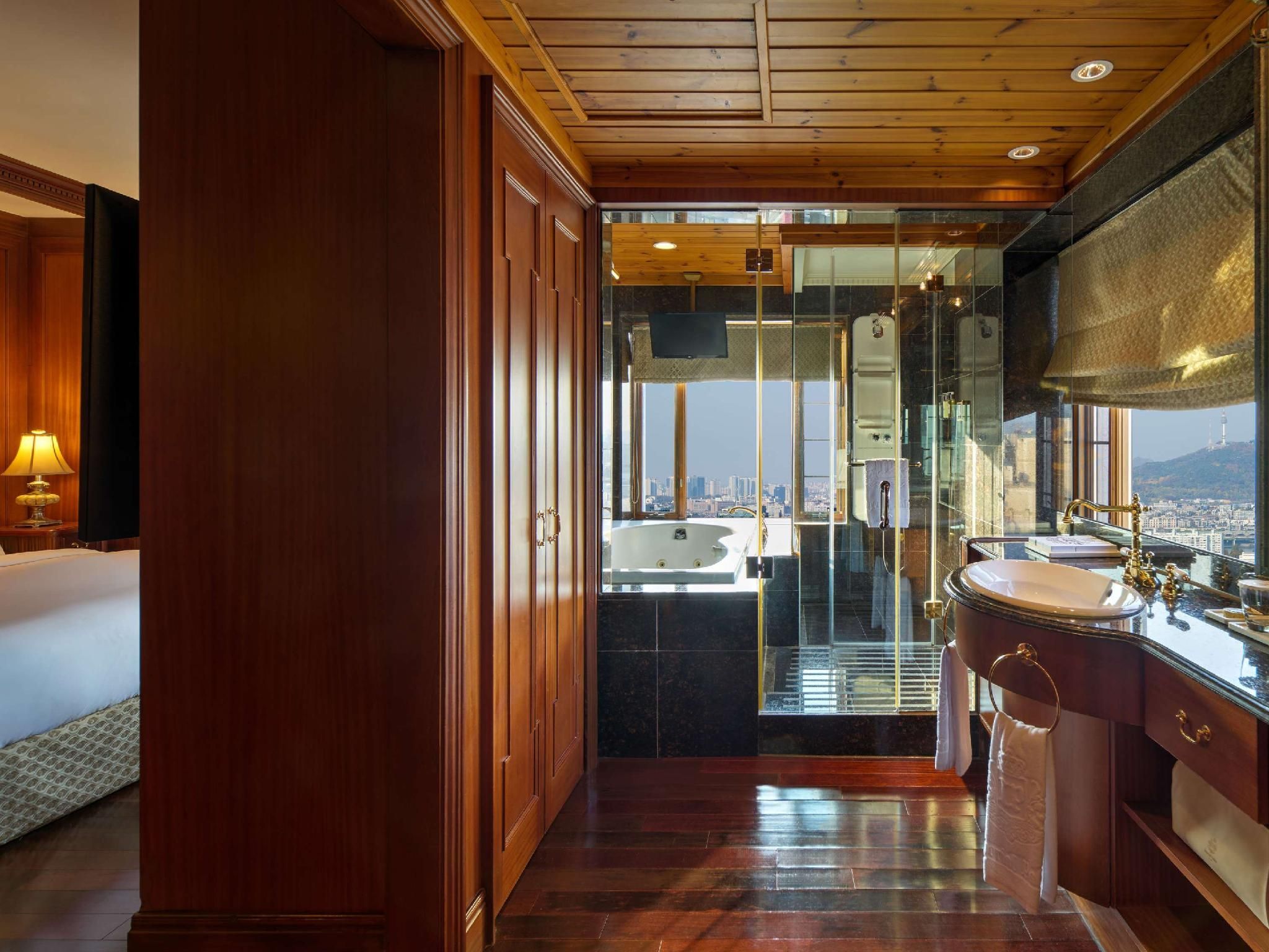 Corner Suite - Club Access