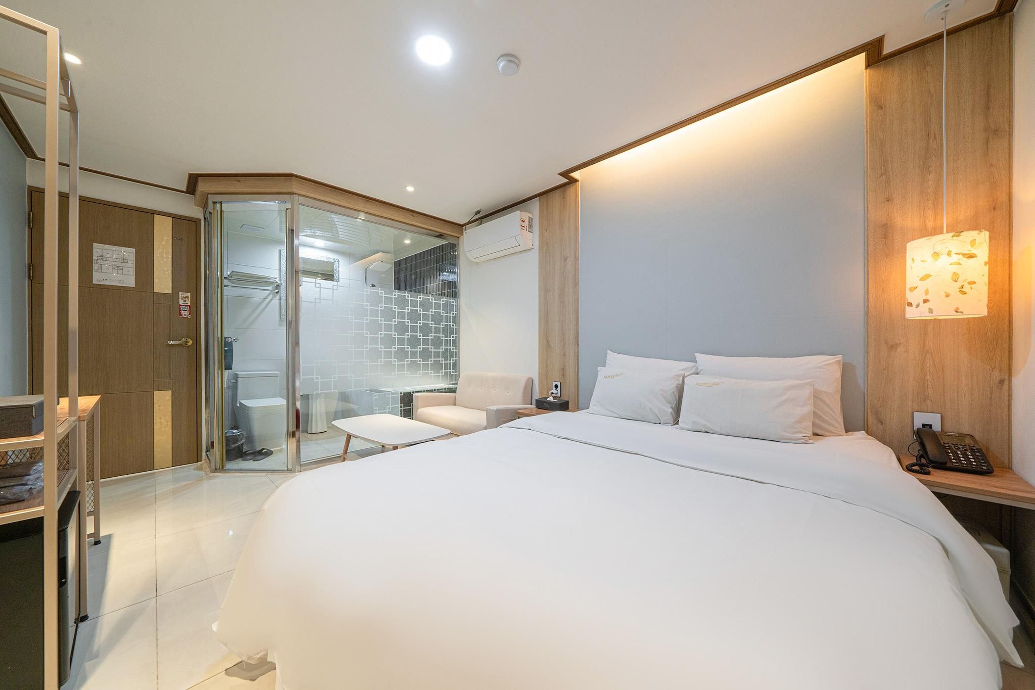 Maru Room (65-inch TV, free Netflix, Wave, and Disney viewing)