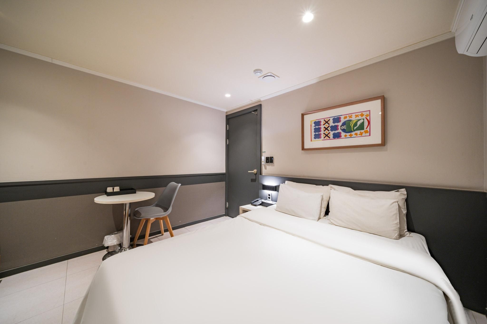 Deluxe Room A - No Parking included, Check-In After 22:00 PM