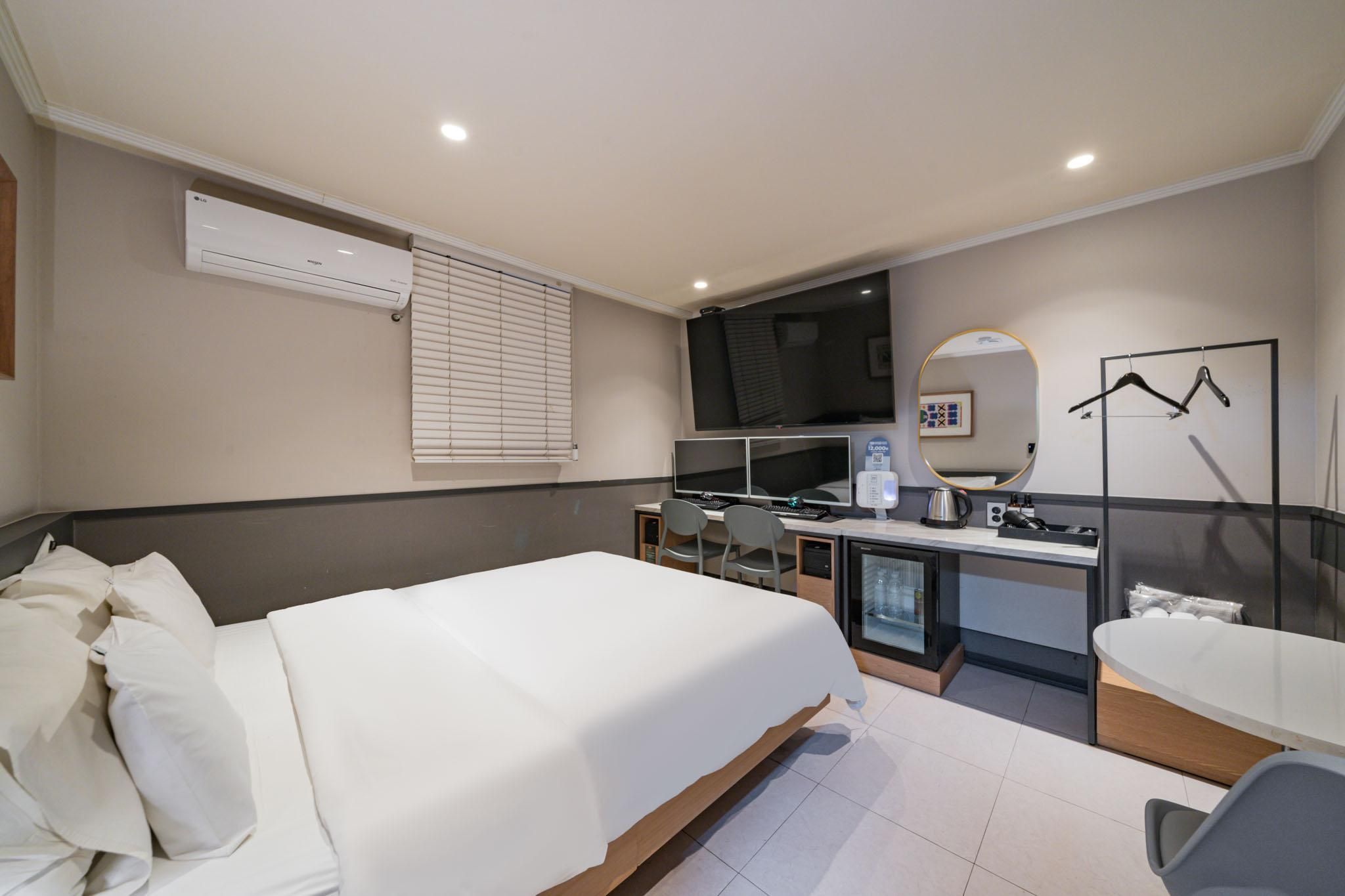 Deluxe Room A - No Parking included, Check-In After 22:00 PM