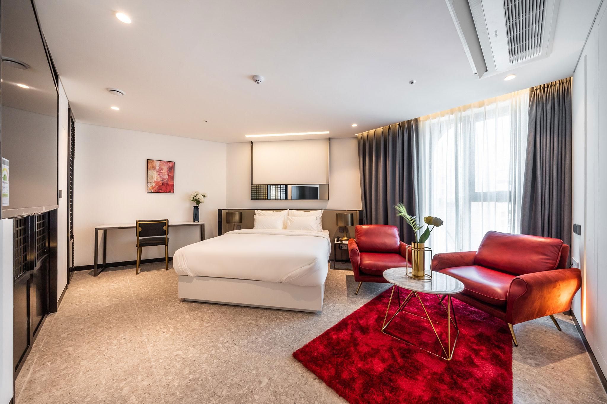 Suite (non-smoking, Netflix (personal account), YouTube available)