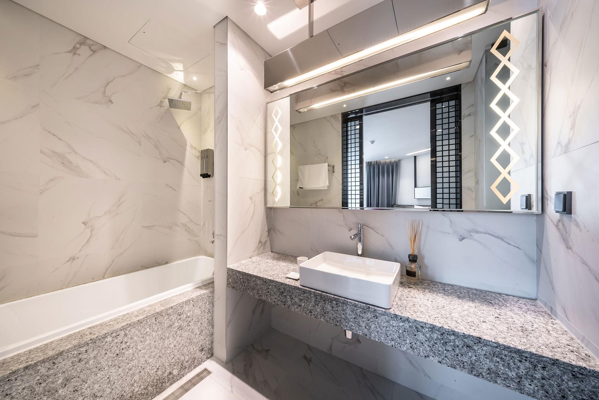 Suite (non-smoking, Netflix (personal account), YouTube available)