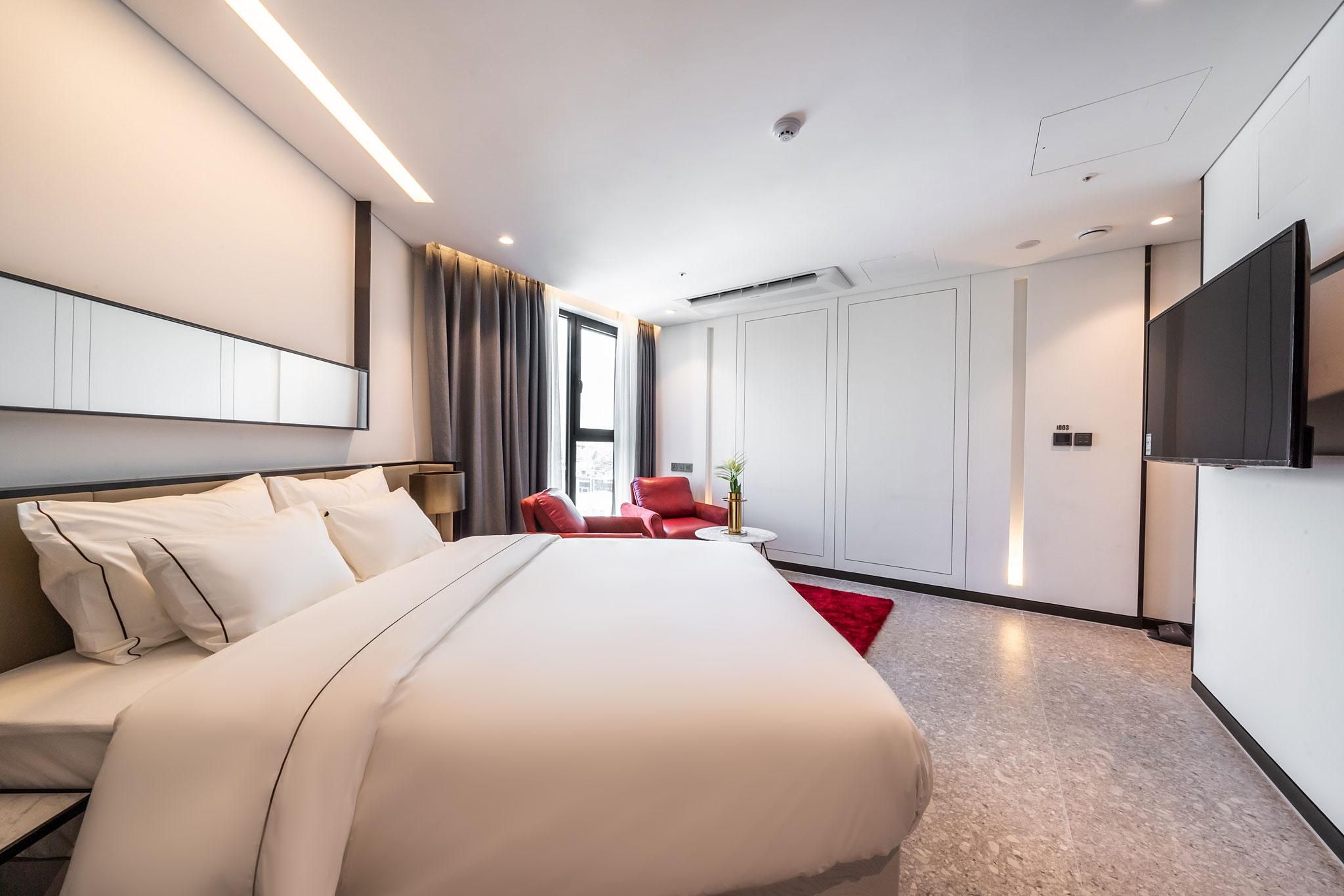 Suite (non-smoking, Netflix (personal account), YouTube available)