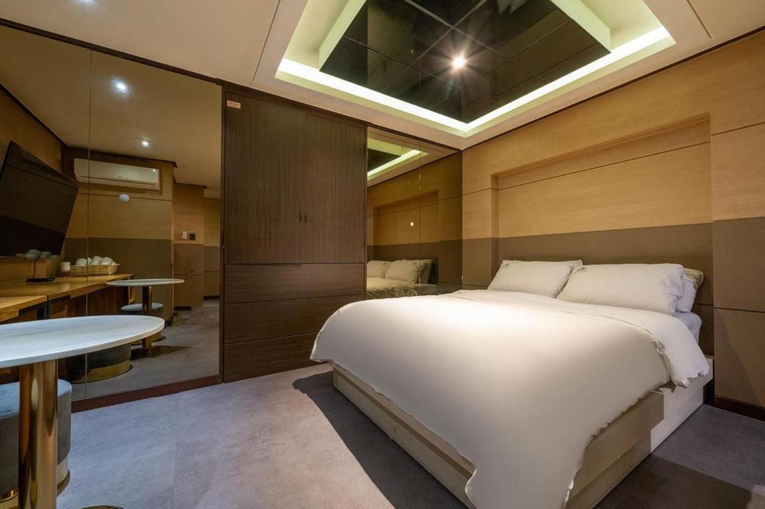 Sangbong Hotel Star Deluxe Double Room 2