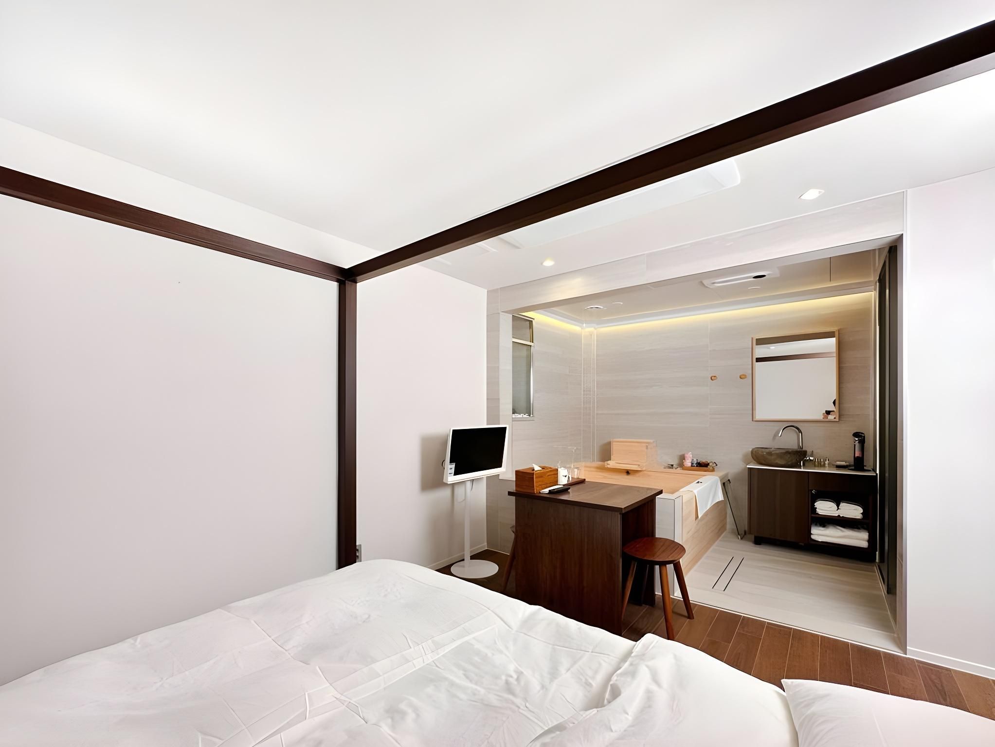 Whalero Gimpo Airport 303 Seika + Breakfast, Dinner Pkg (2 People)