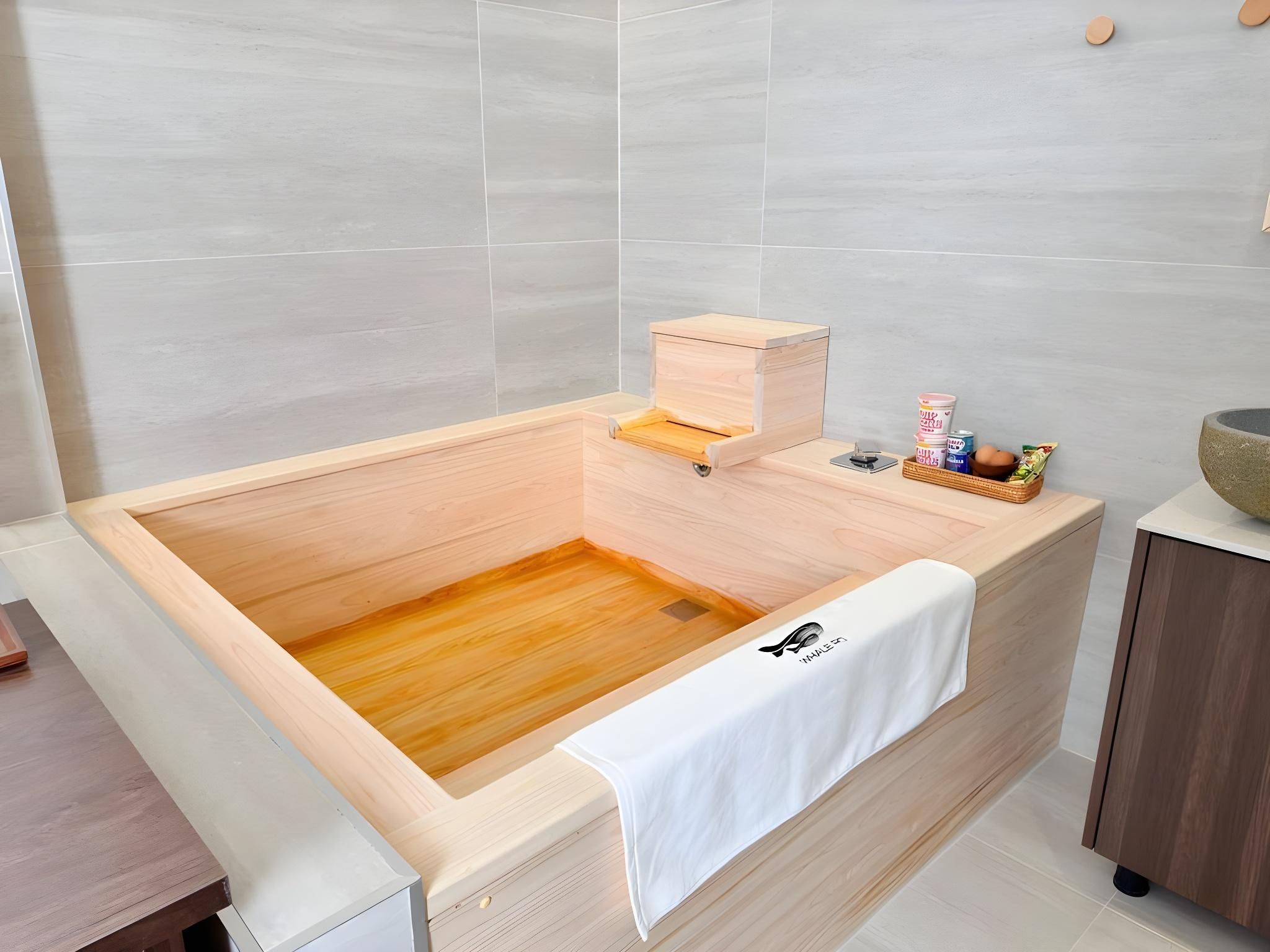 302 Ine + Breakfast, Dinner Pkg (2 People)