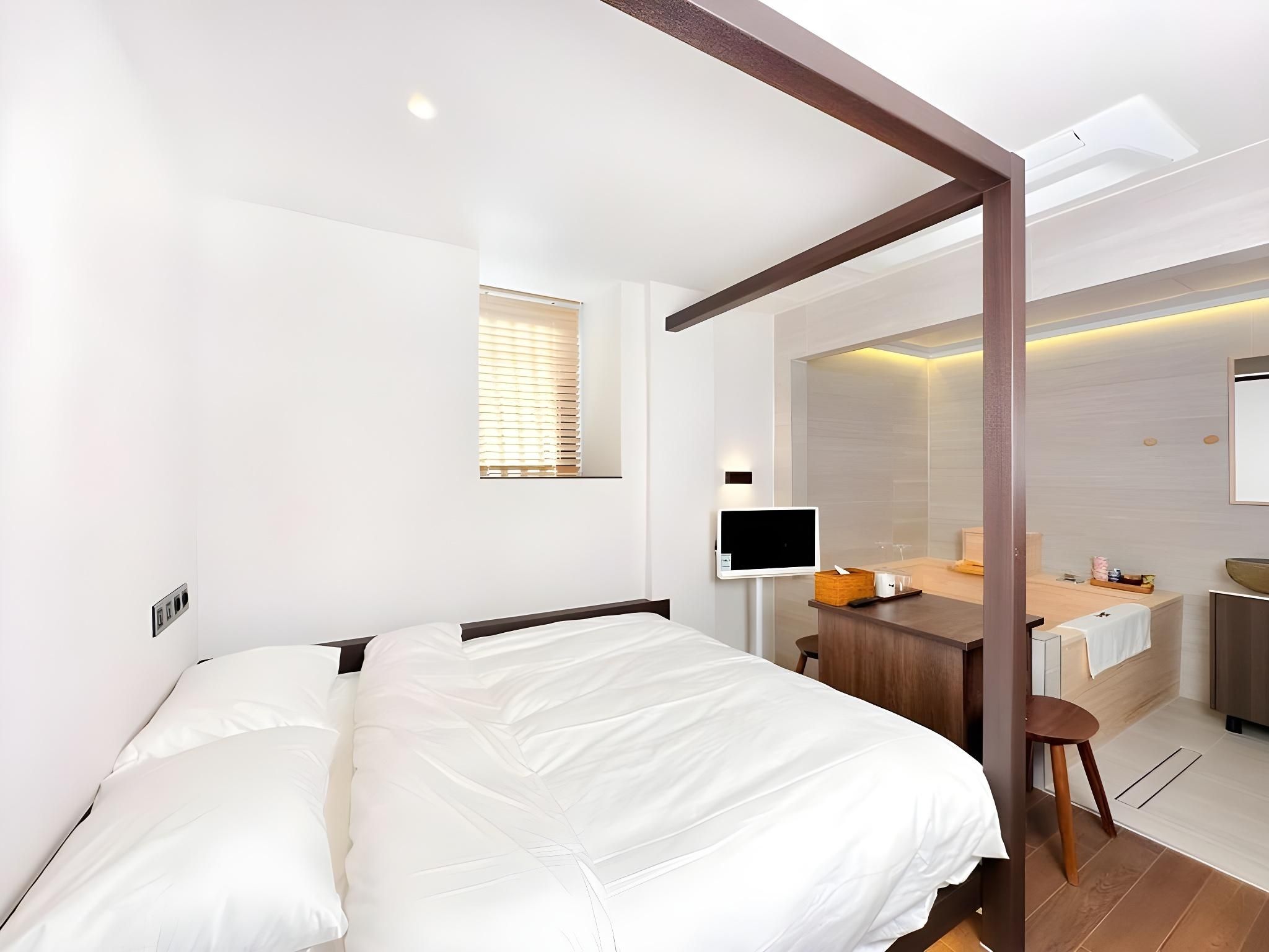 302 Ine + Breakfast, Dinner Pkg (2 People)