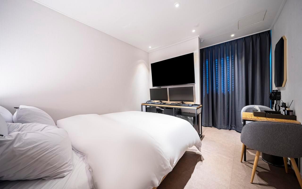 Deluxe Room - No Parking, Check-In After 10PM