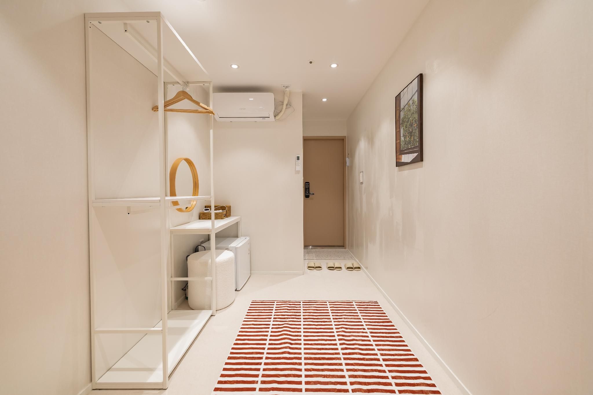 Slow On Hostel Hongdae Triple - 1 Queen 1 Single 3