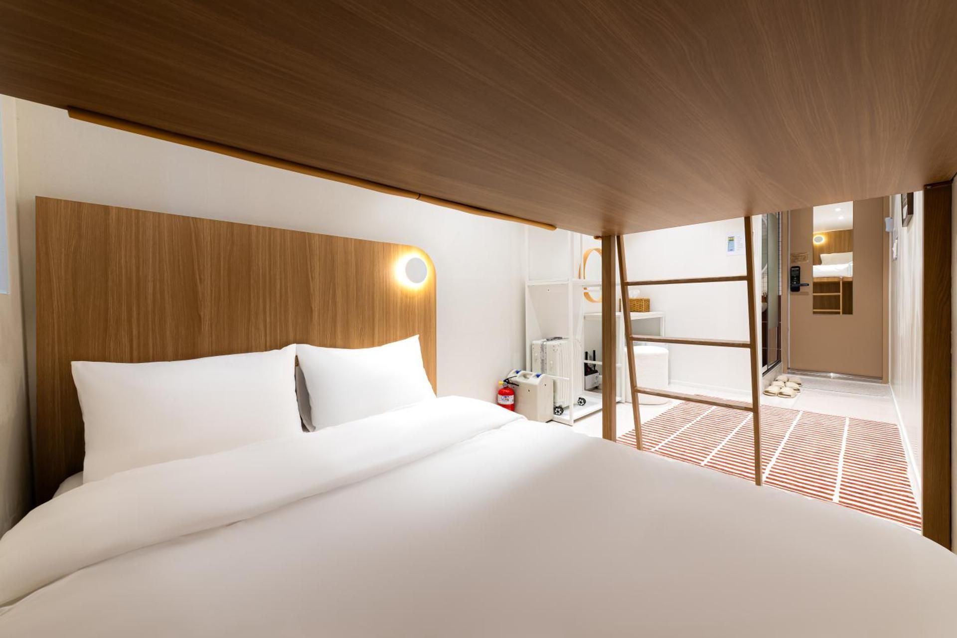 Slow On Hostel Hongdae Triple - 1 Queen 1 Single