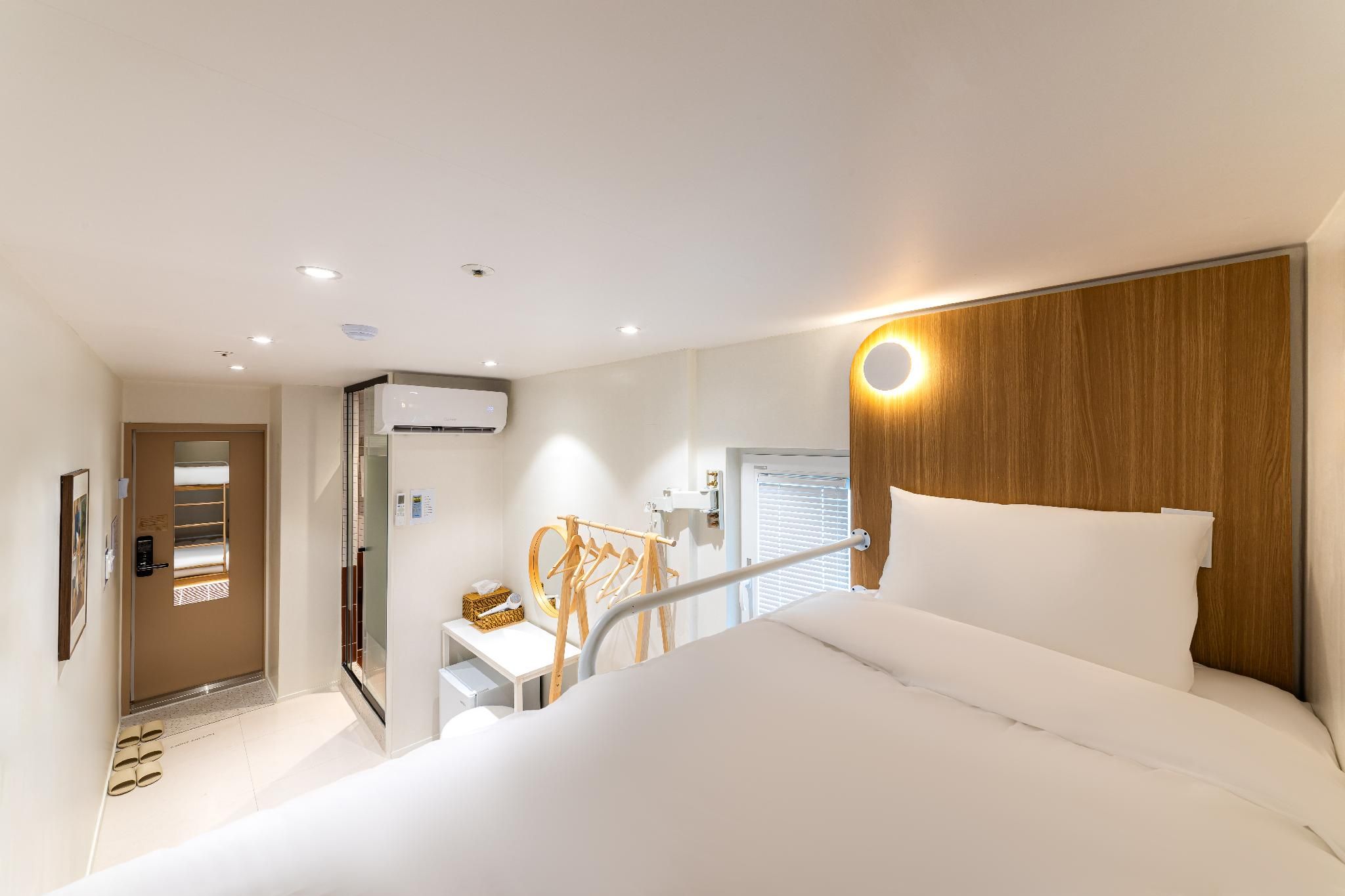 Slow On Hostel Hongdae Triple - 1 Queen 1 Single 2