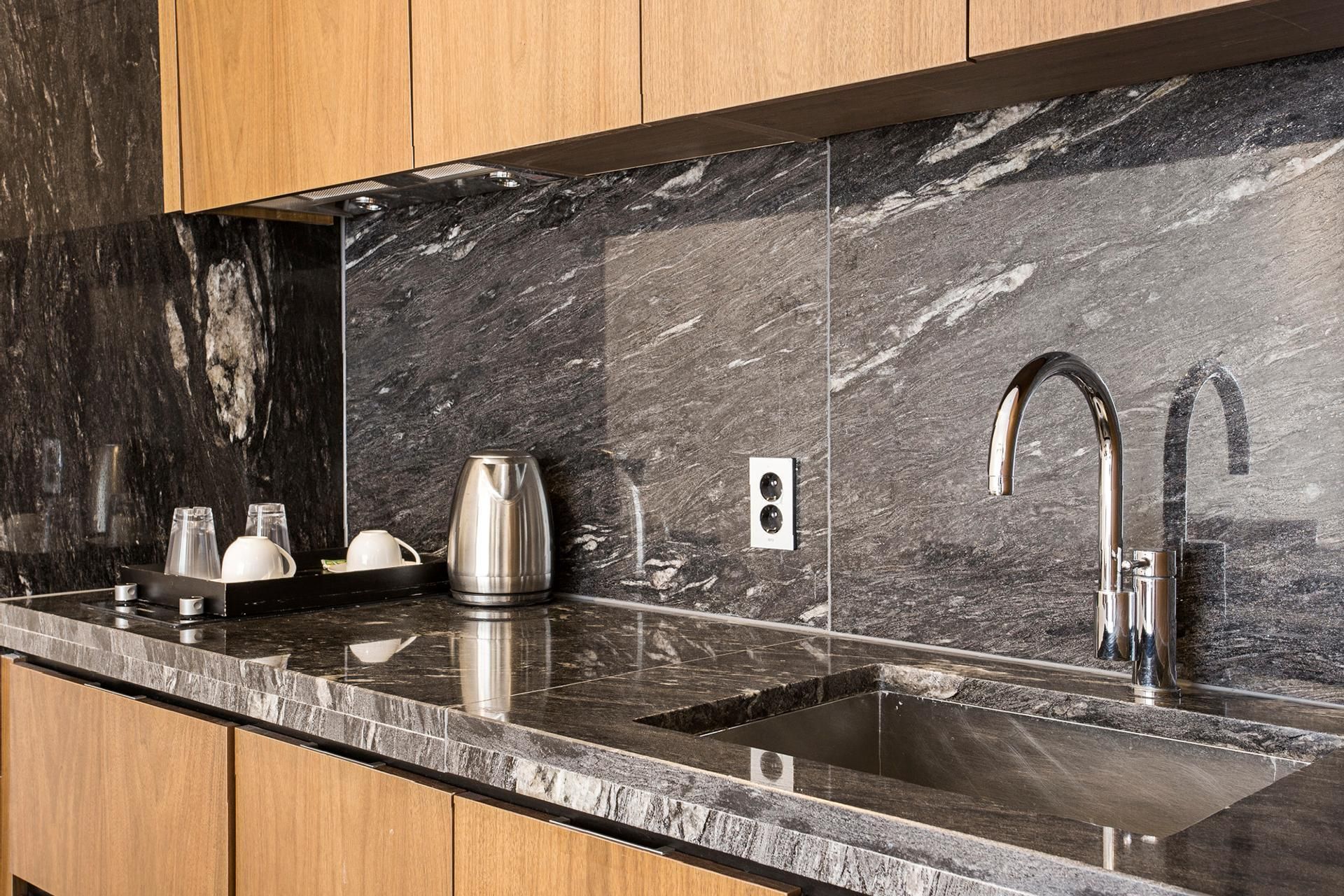 Blue Royal Family Suite - Max 6, No Cooking, Tower Parking, Random Wood or Carpet