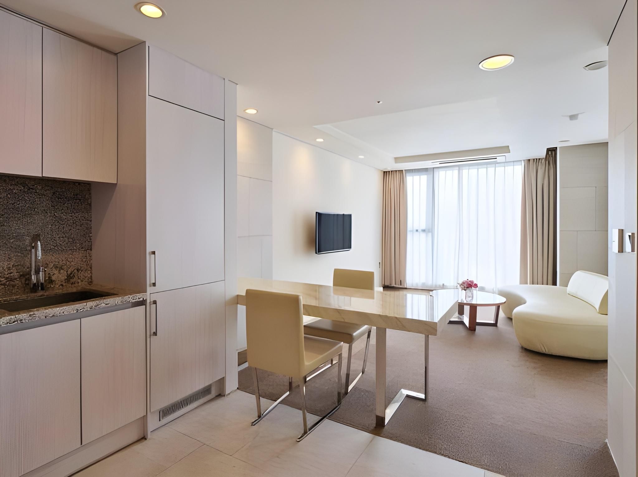 Island Double Ocean - Max 2, No Cooking, Tower Parking, Random Wood or Carpet