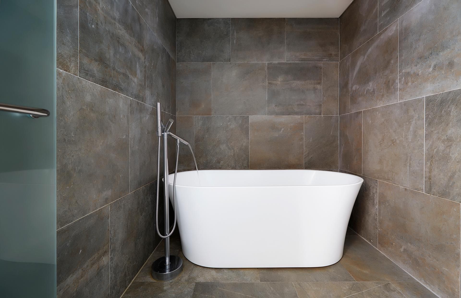 Blue Royal Family Suite - Max 6, No Cooking, Tower Parking, Random Wood or Carpet