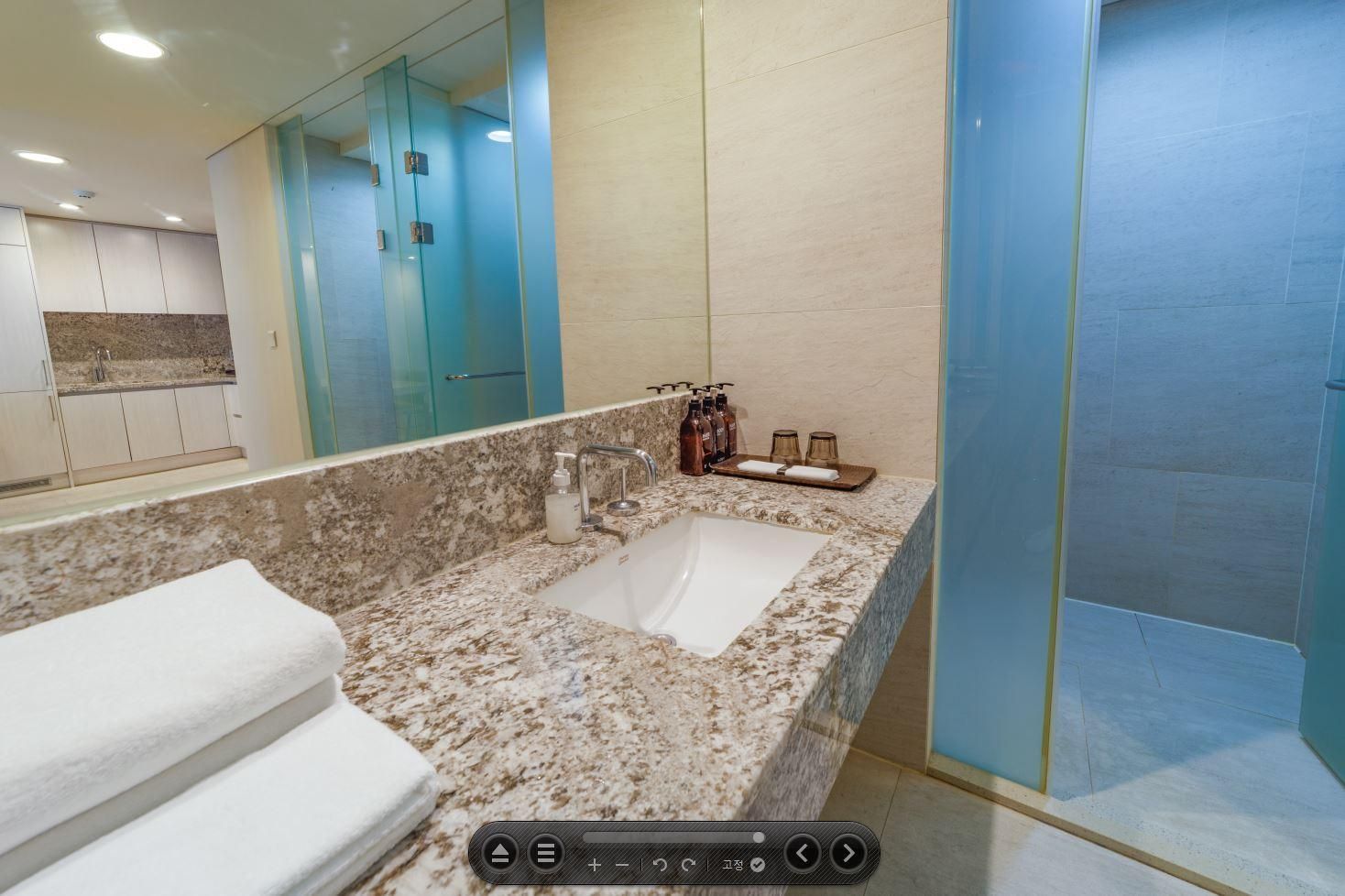 Premier Family Suite - Max 4, No Cooking, Tower Parking, Random Wood or Carpet