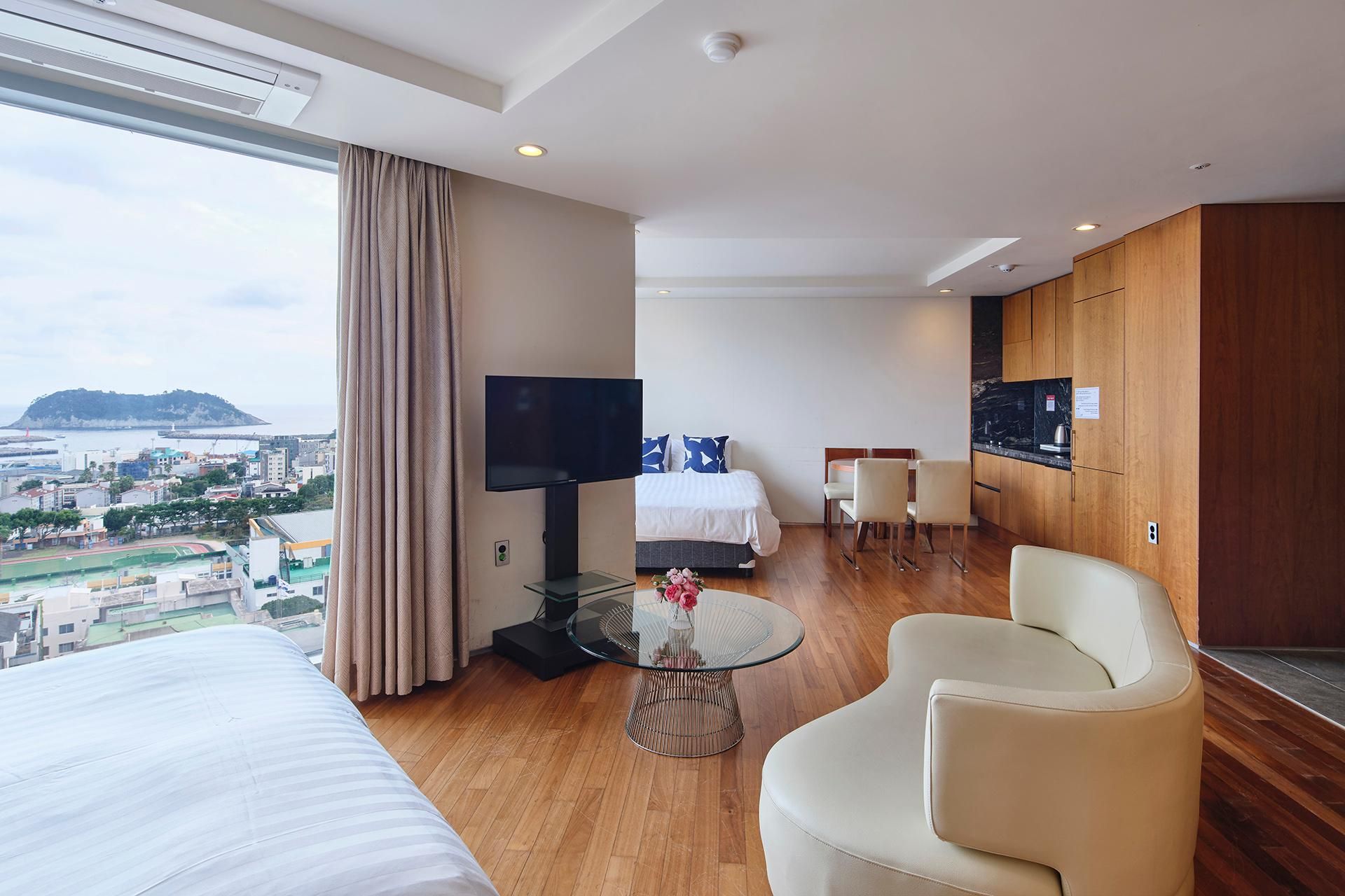 Blue Royal Family Suite - Max 6, No Cooking, Tower Parking, Random Wood or Carpet