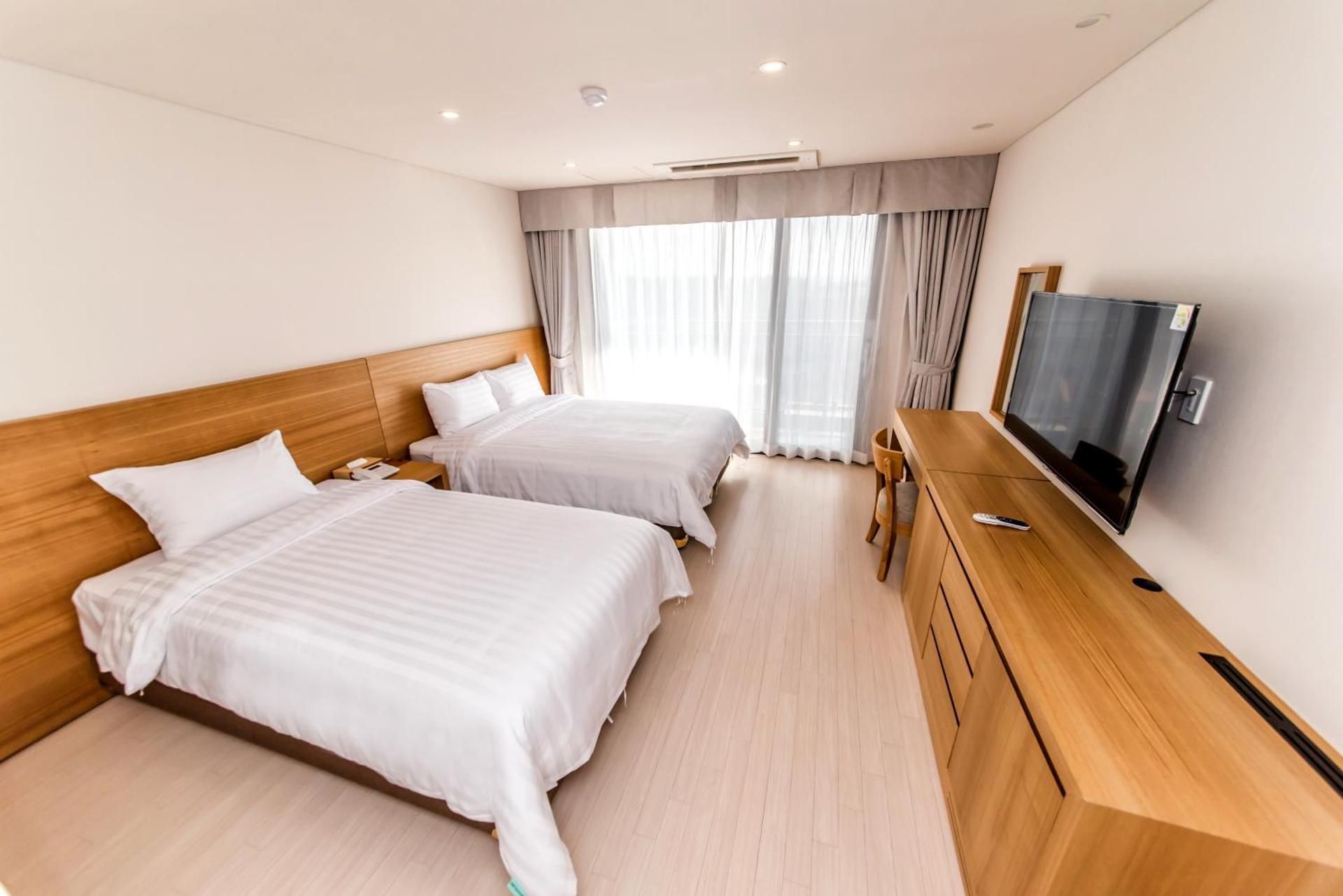 Superior City View Twin Room with Balcony