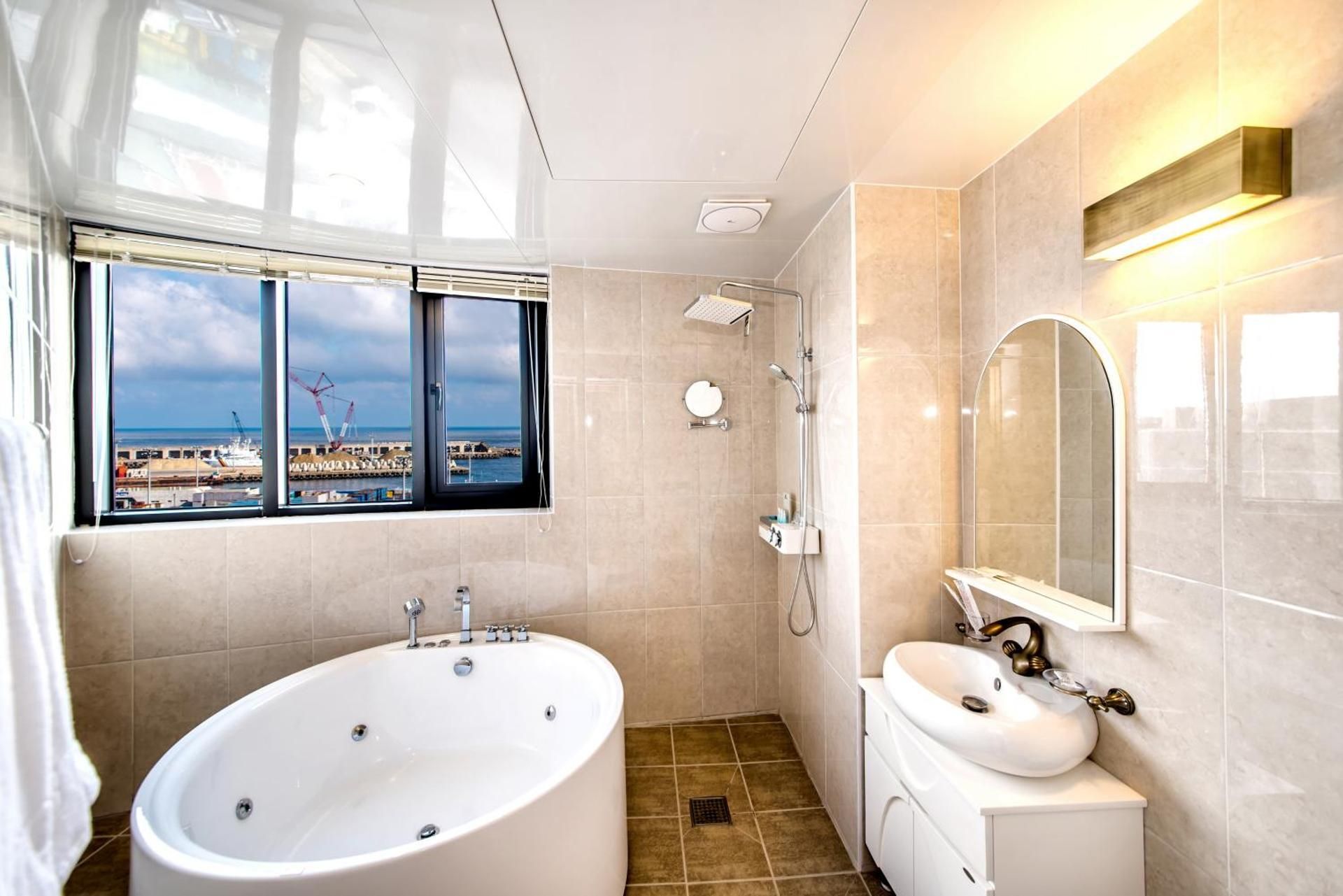 Deluxe Harbor Ocean View Family Twin Room