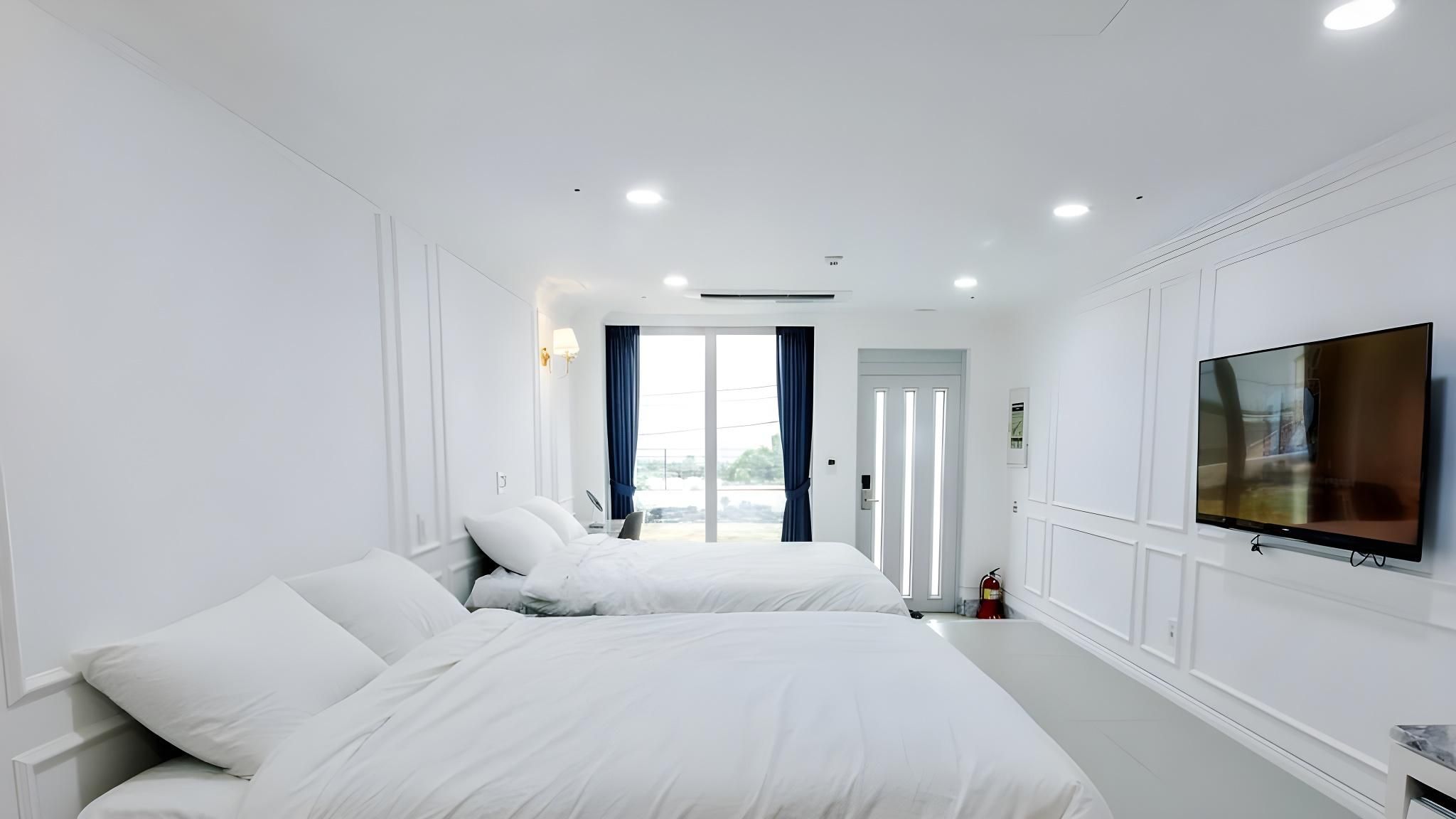 Deluxe Family Double (motion bed, styler, bathtub & washing machine, Netflix)