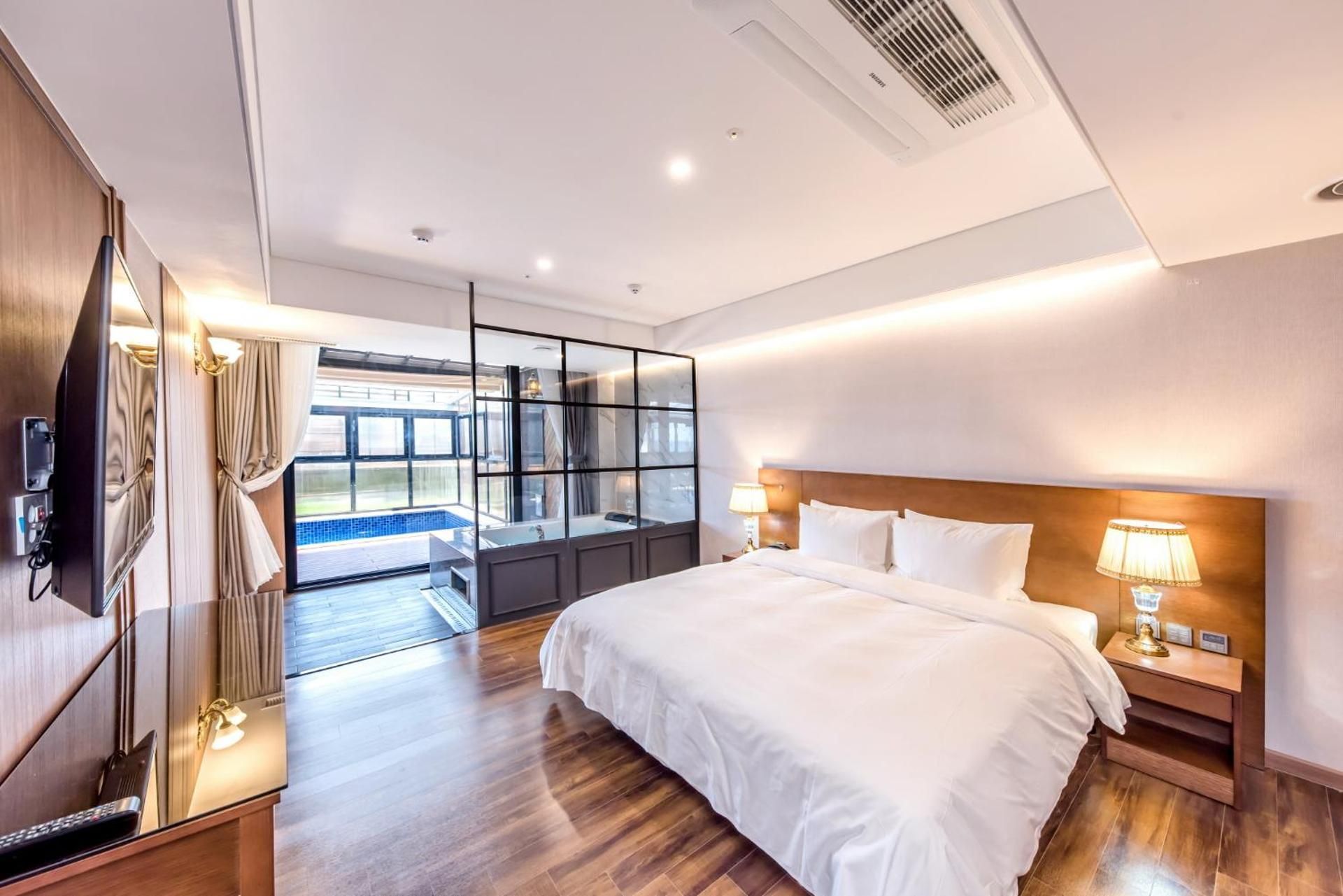 Oceano Ocean Pool Villa