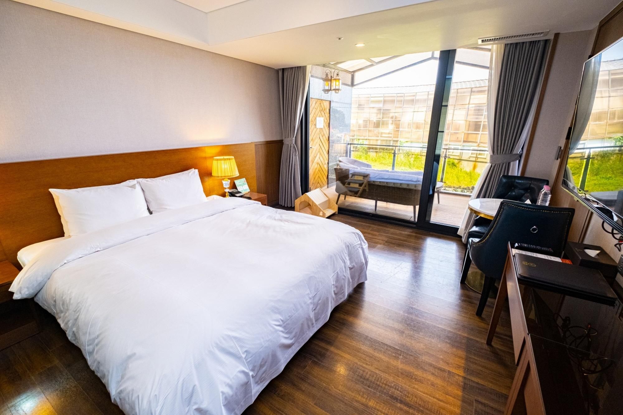 Terrace Double (Pet-Friendly) - Complimentary Access to the Infinity Pool