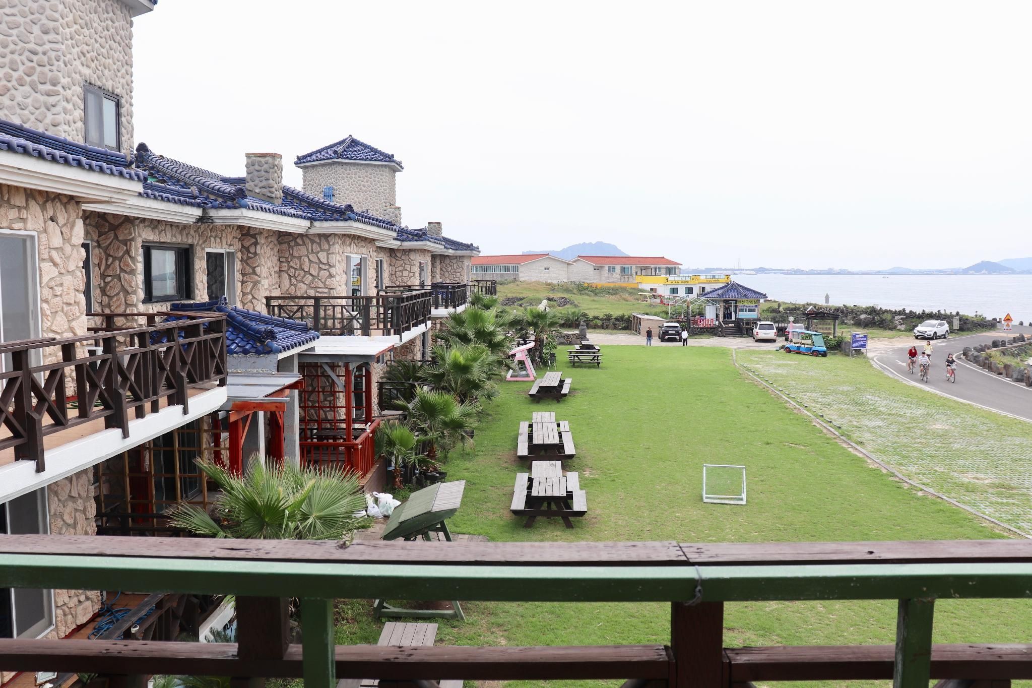 23647348_21041212310096609672