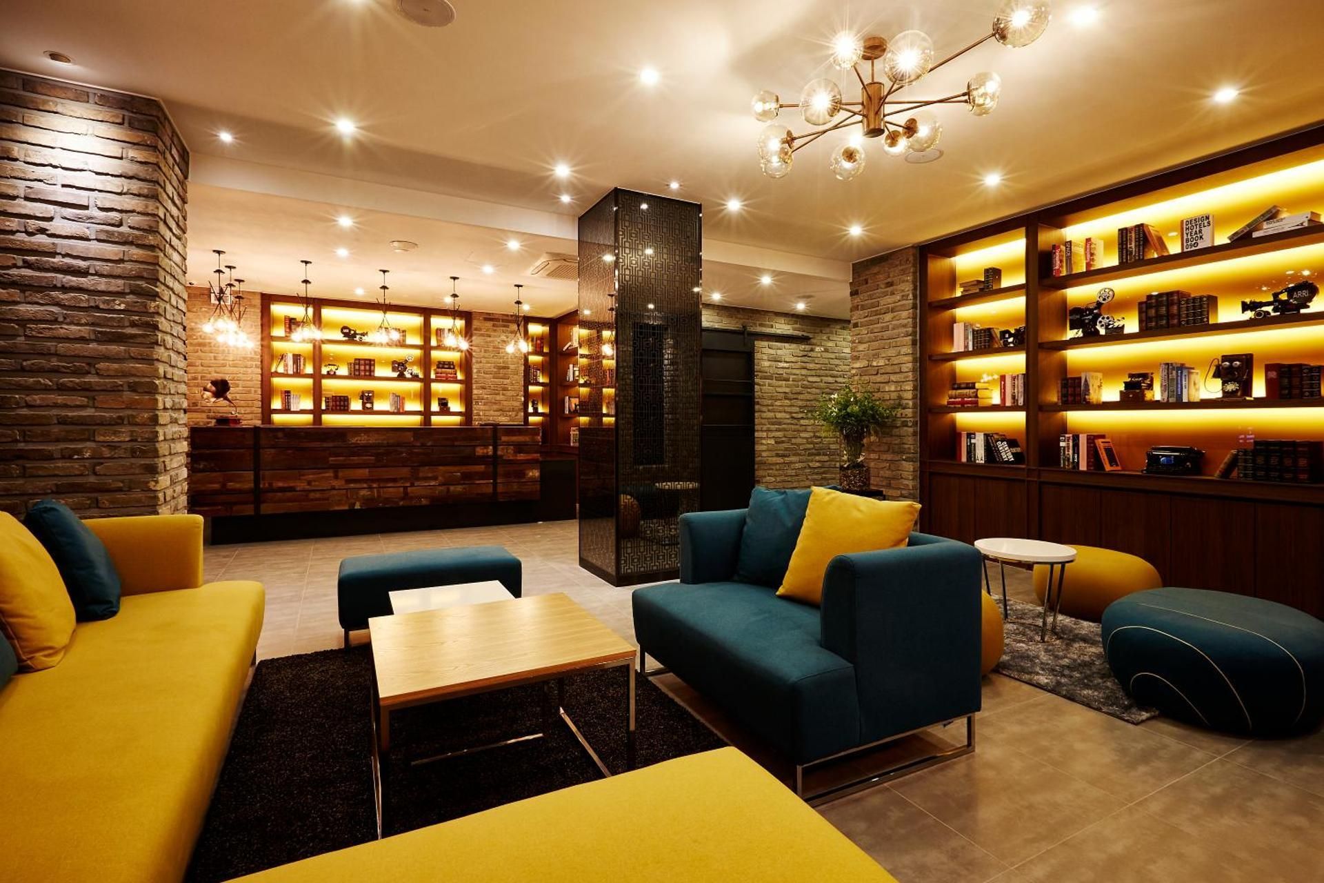 shared lounge/tv area