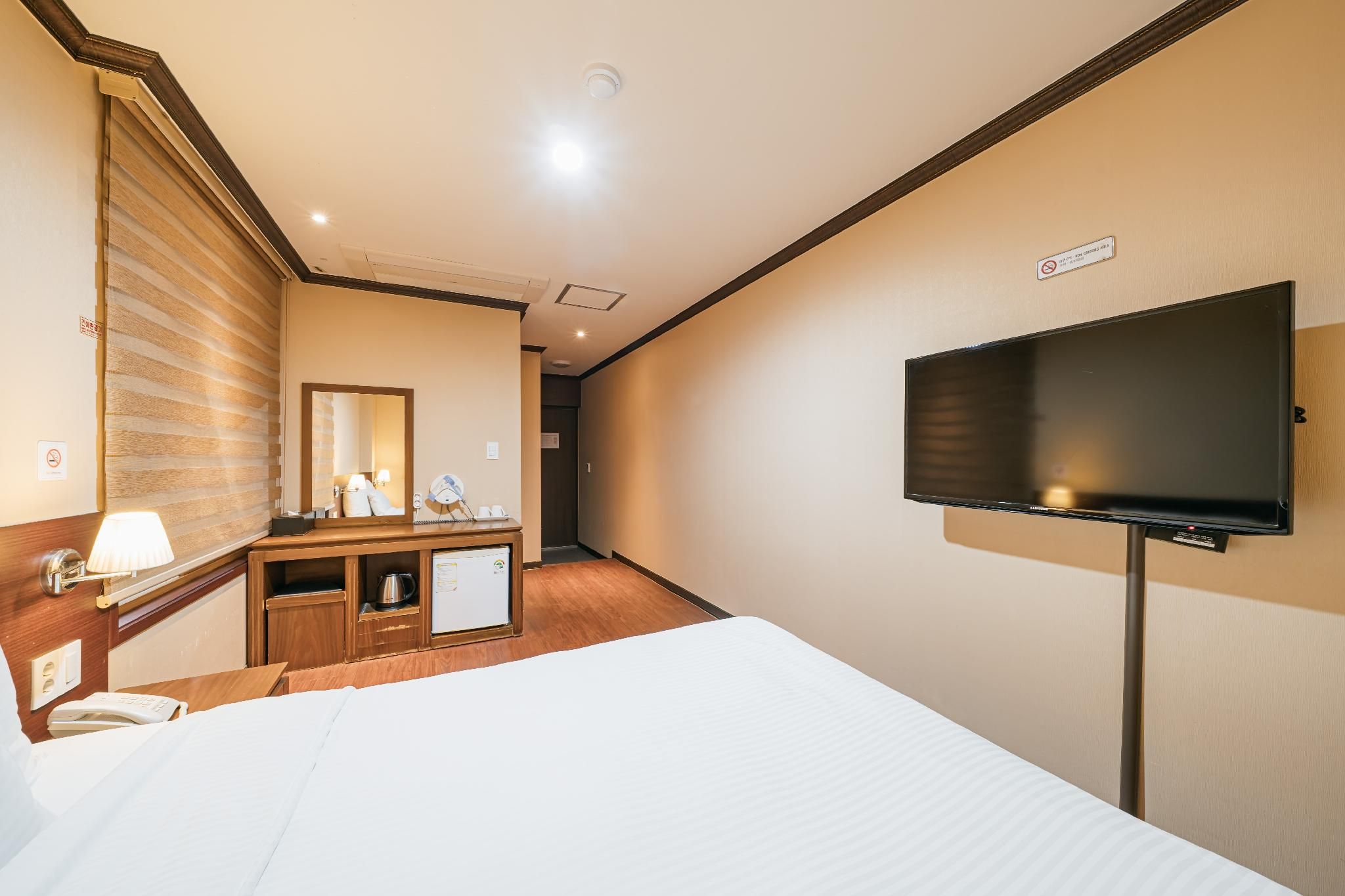 Four Seasons Hotel Standard Double Bed 3