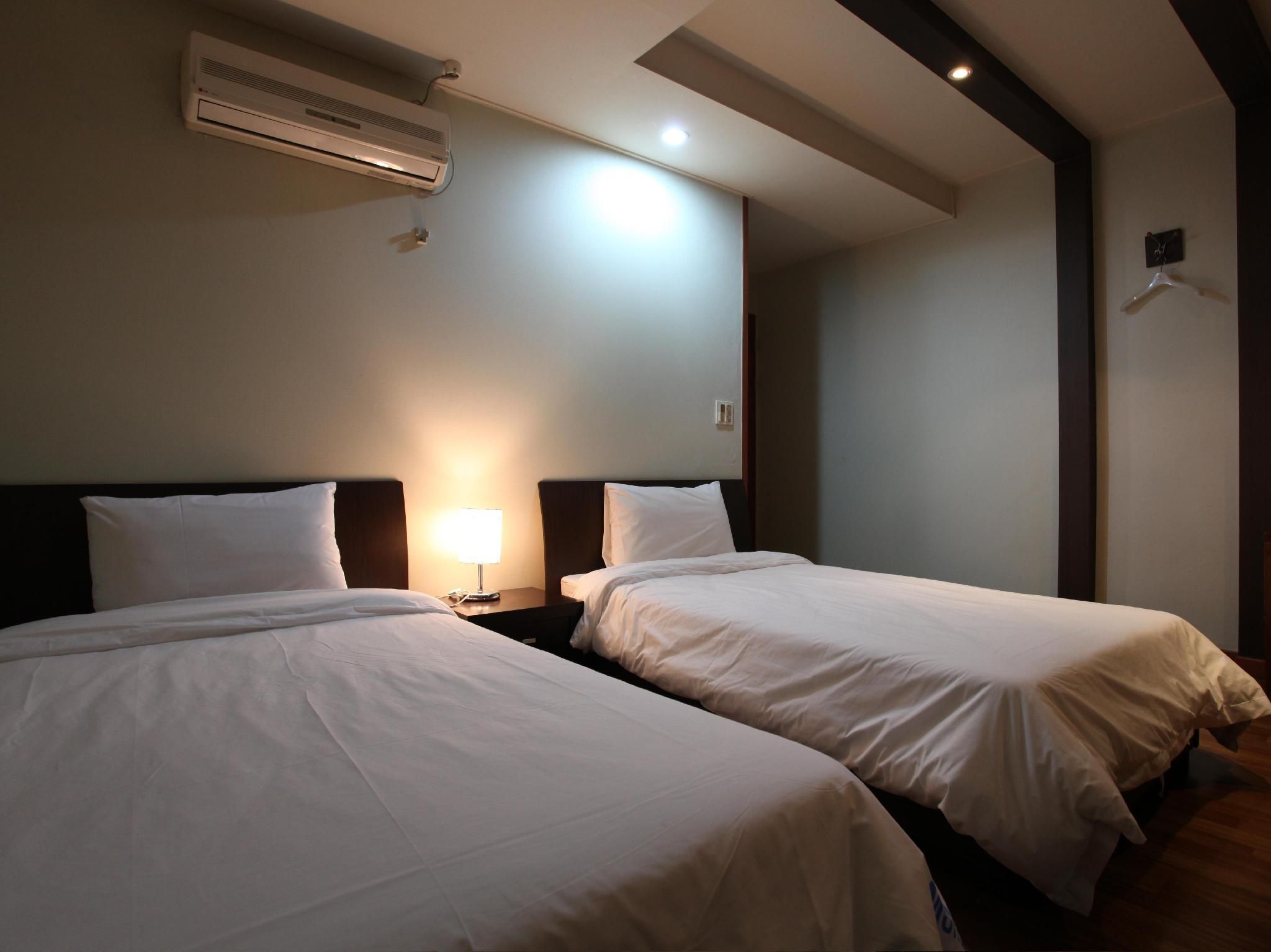 Monaco Hotel Jeju Standard Twin Bed 2