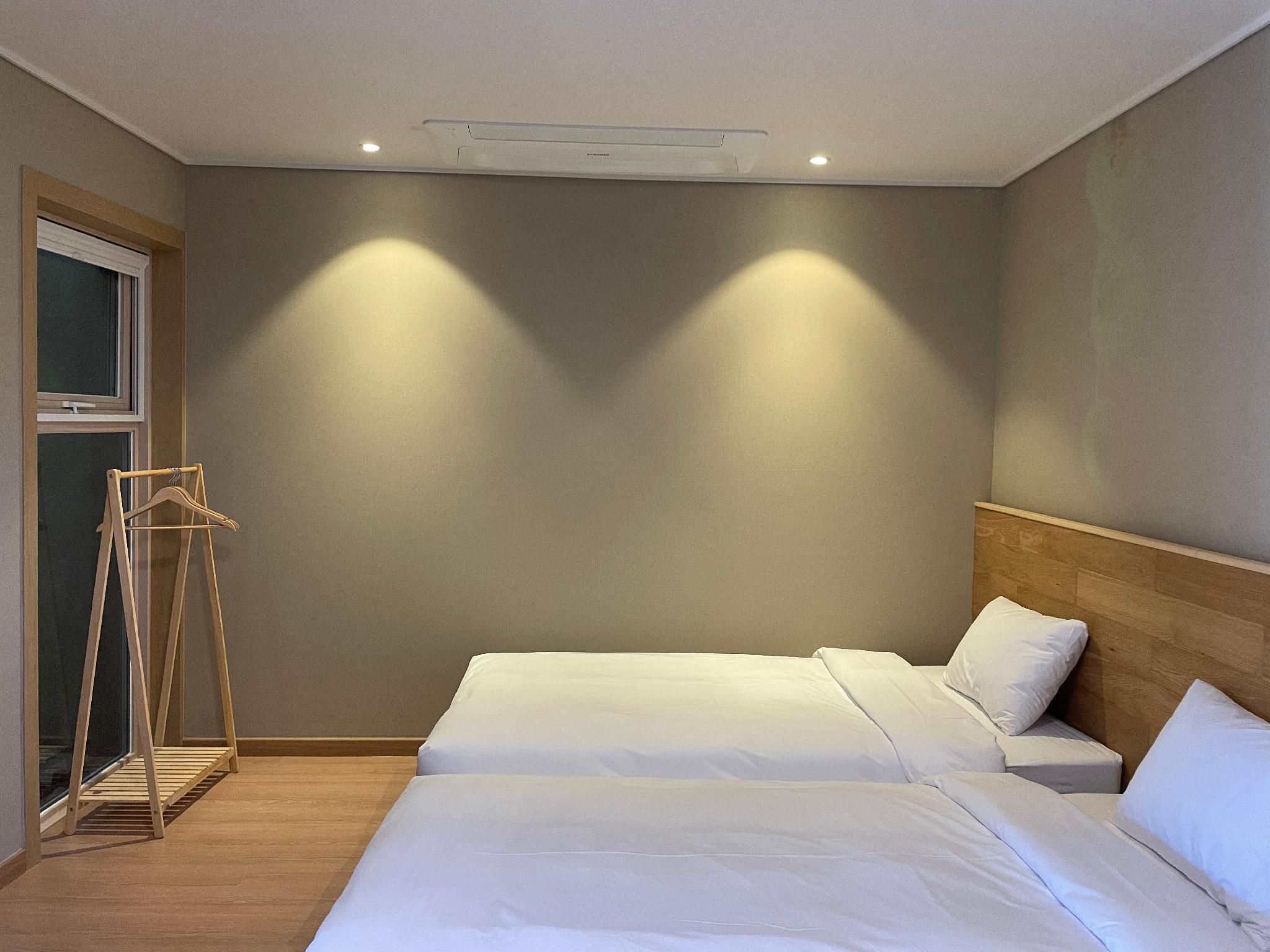 102 (Hotel style studio)