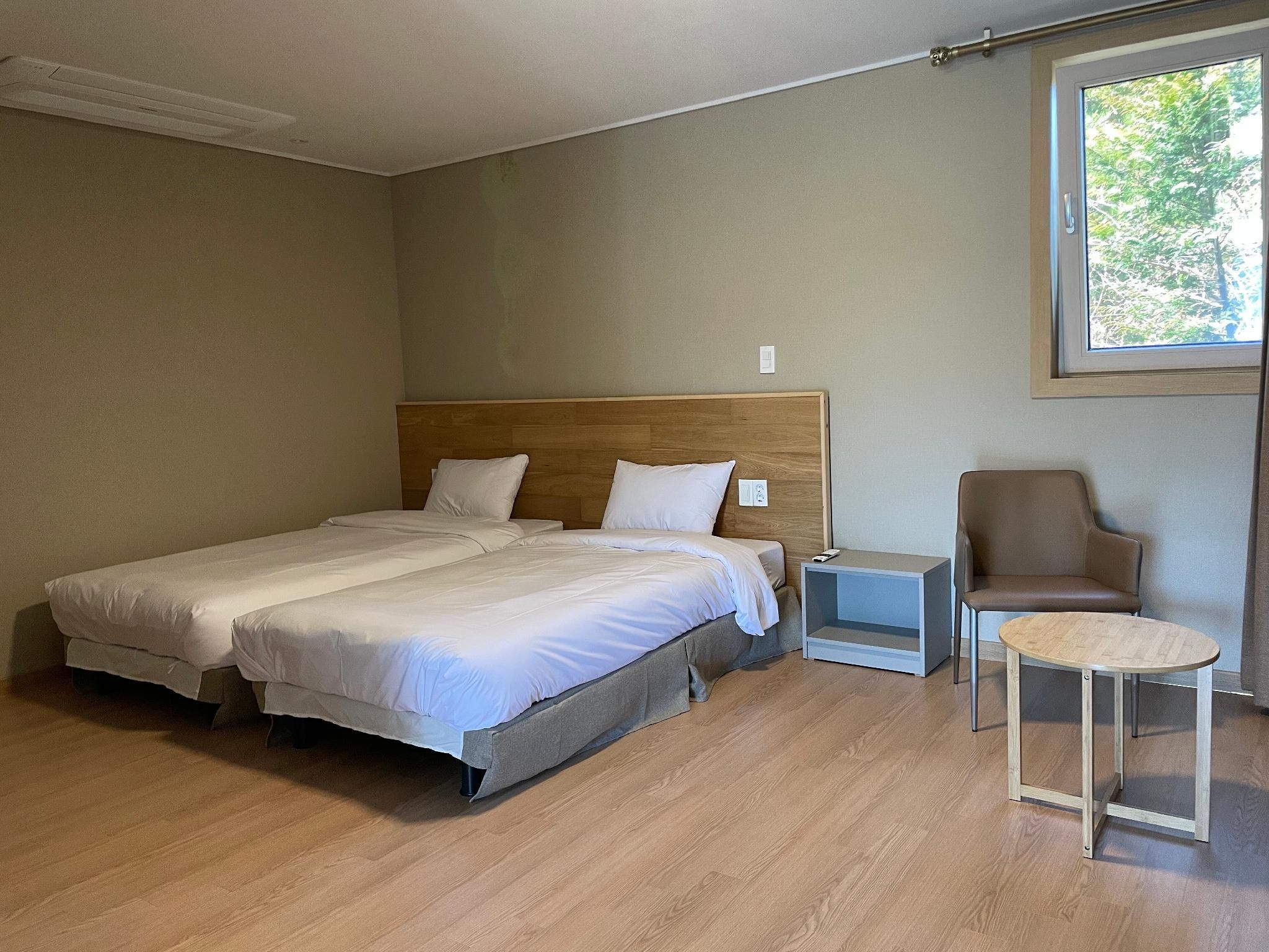 102 (Hotel style studio)