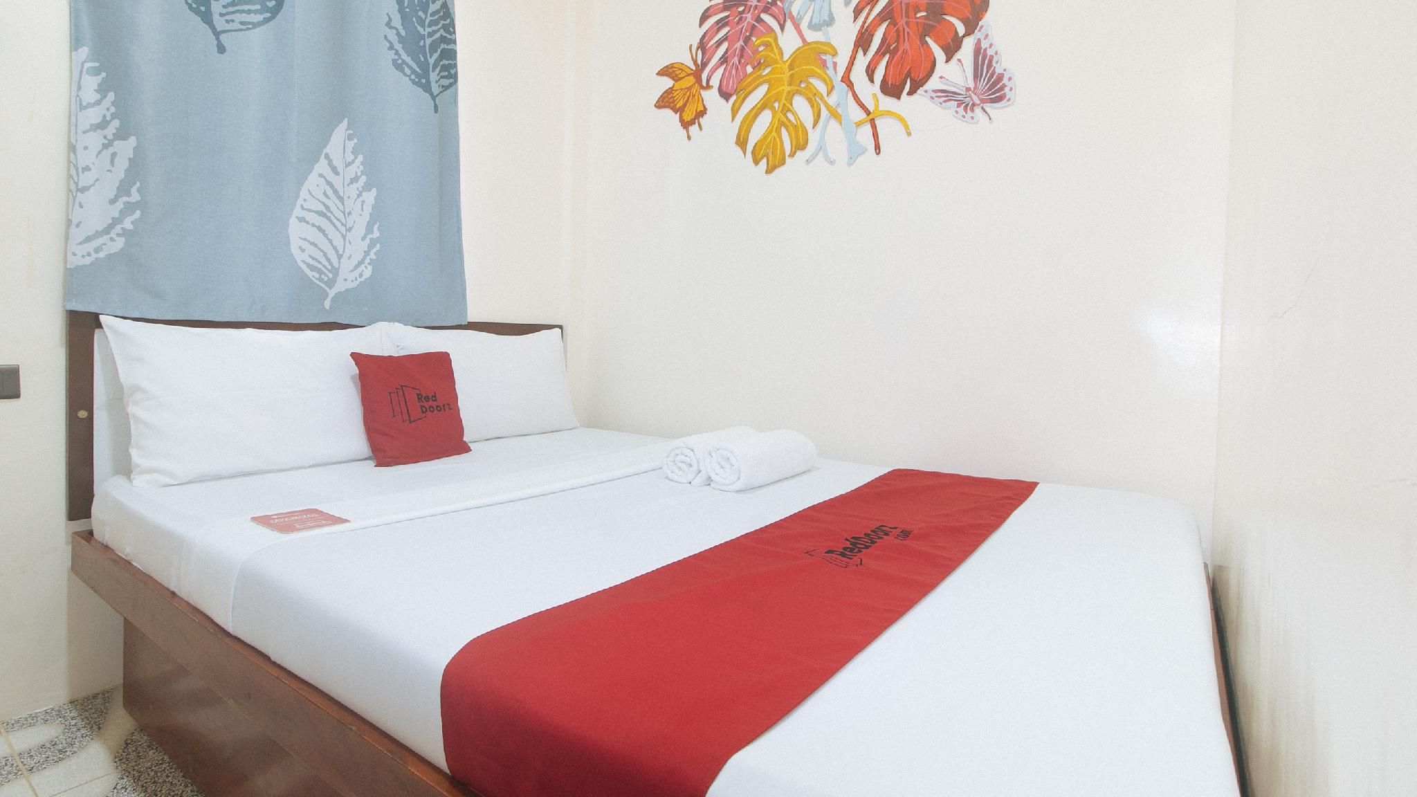 RedDoorz @ Queens Hometel Standard Double Room