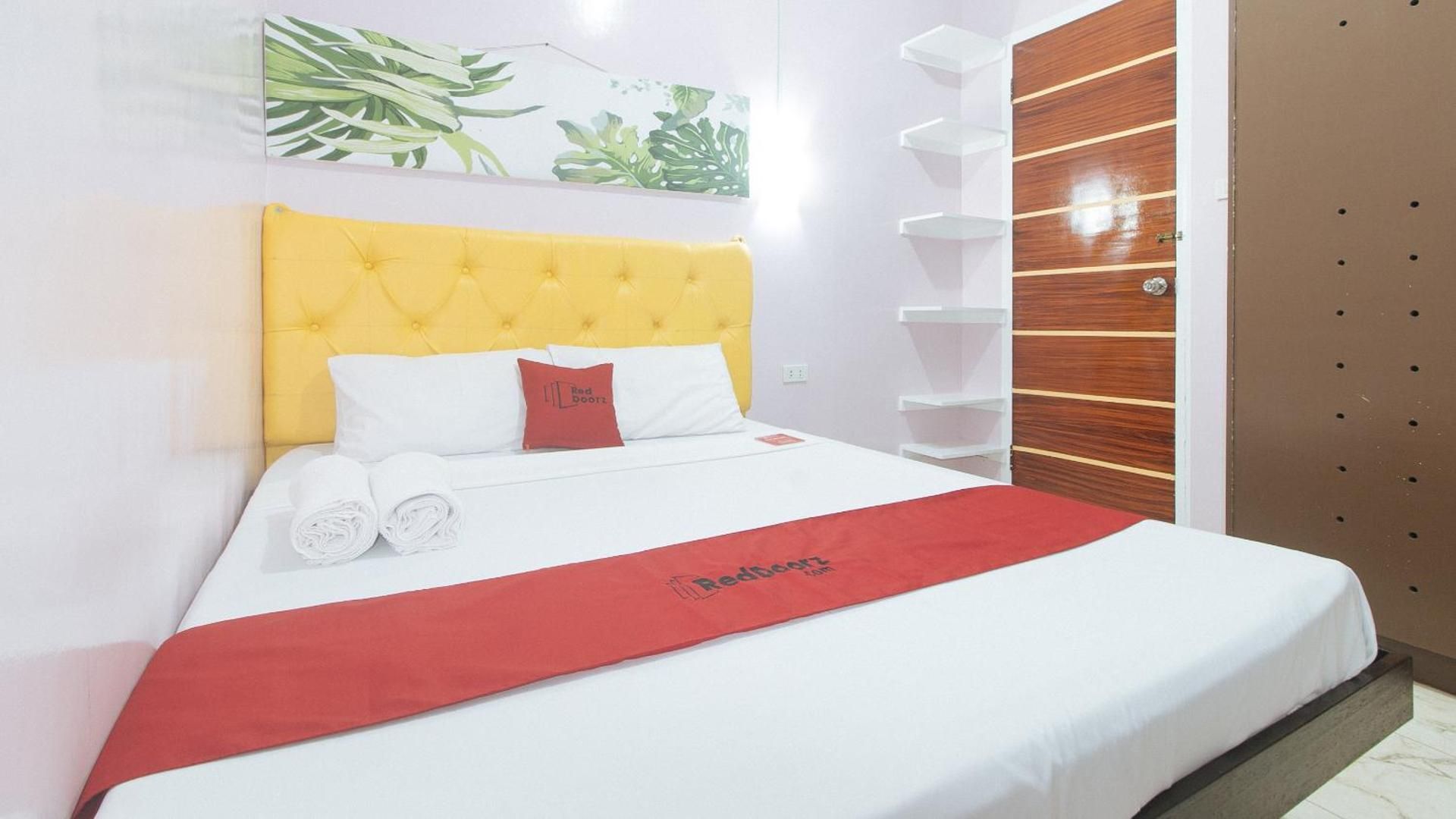 RedDoorz @ Queens Hometel Family Double Room