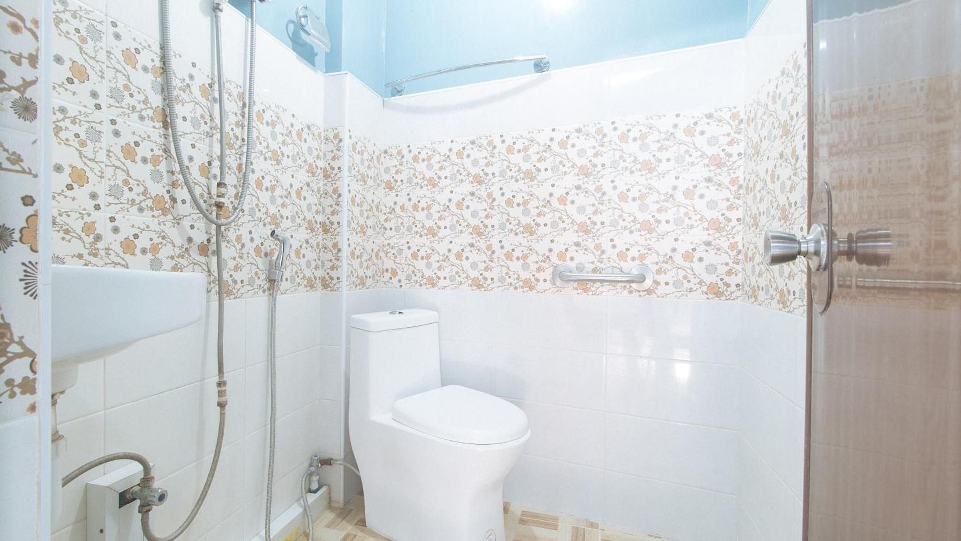 RedDoorz @ Queens Hometel Standard Double Room 3