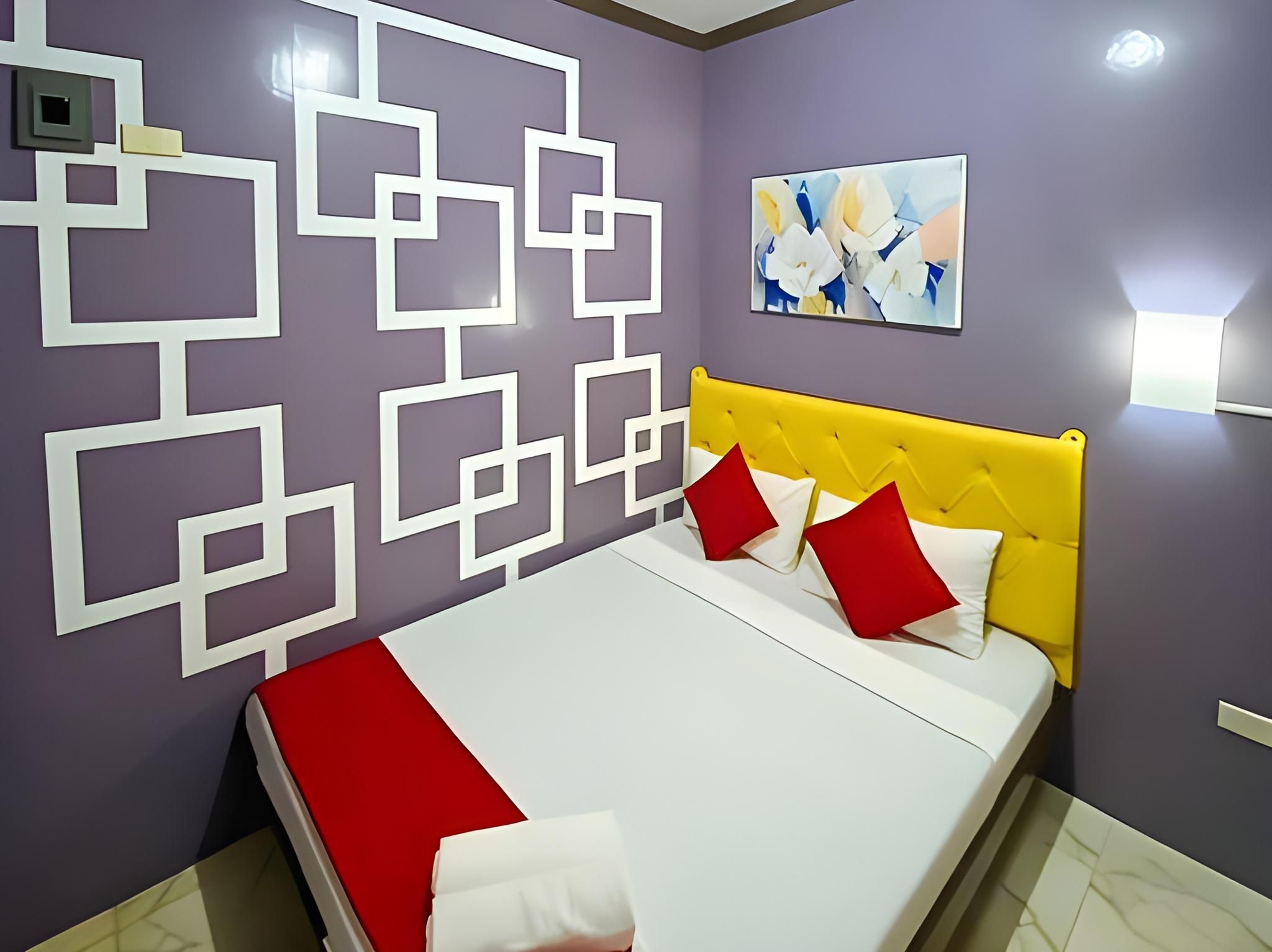 RedDoorz @ Queens Hometel Family Double Room 2