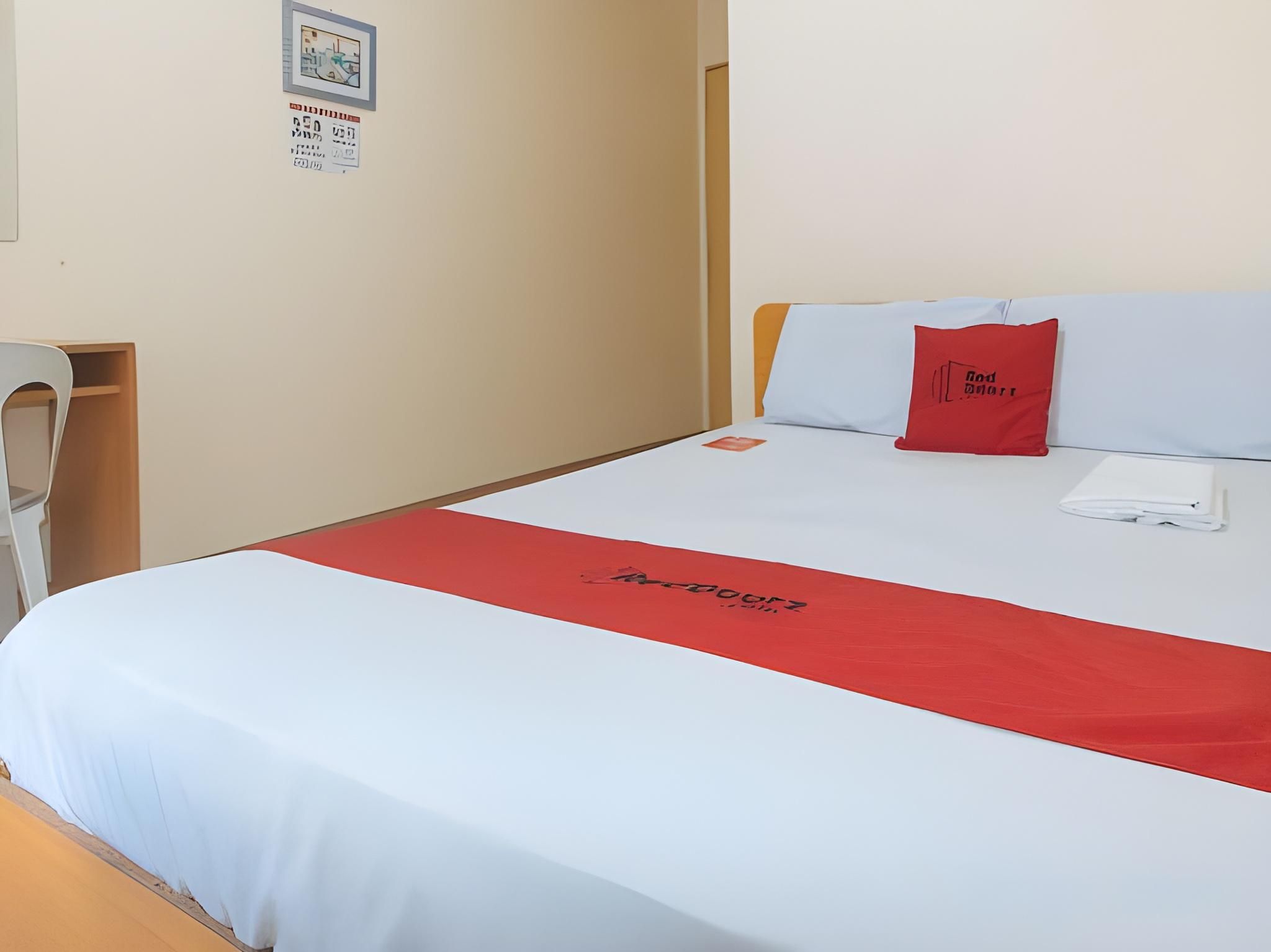 RedDoorz @ Queens Hometel Standard Double Room 2