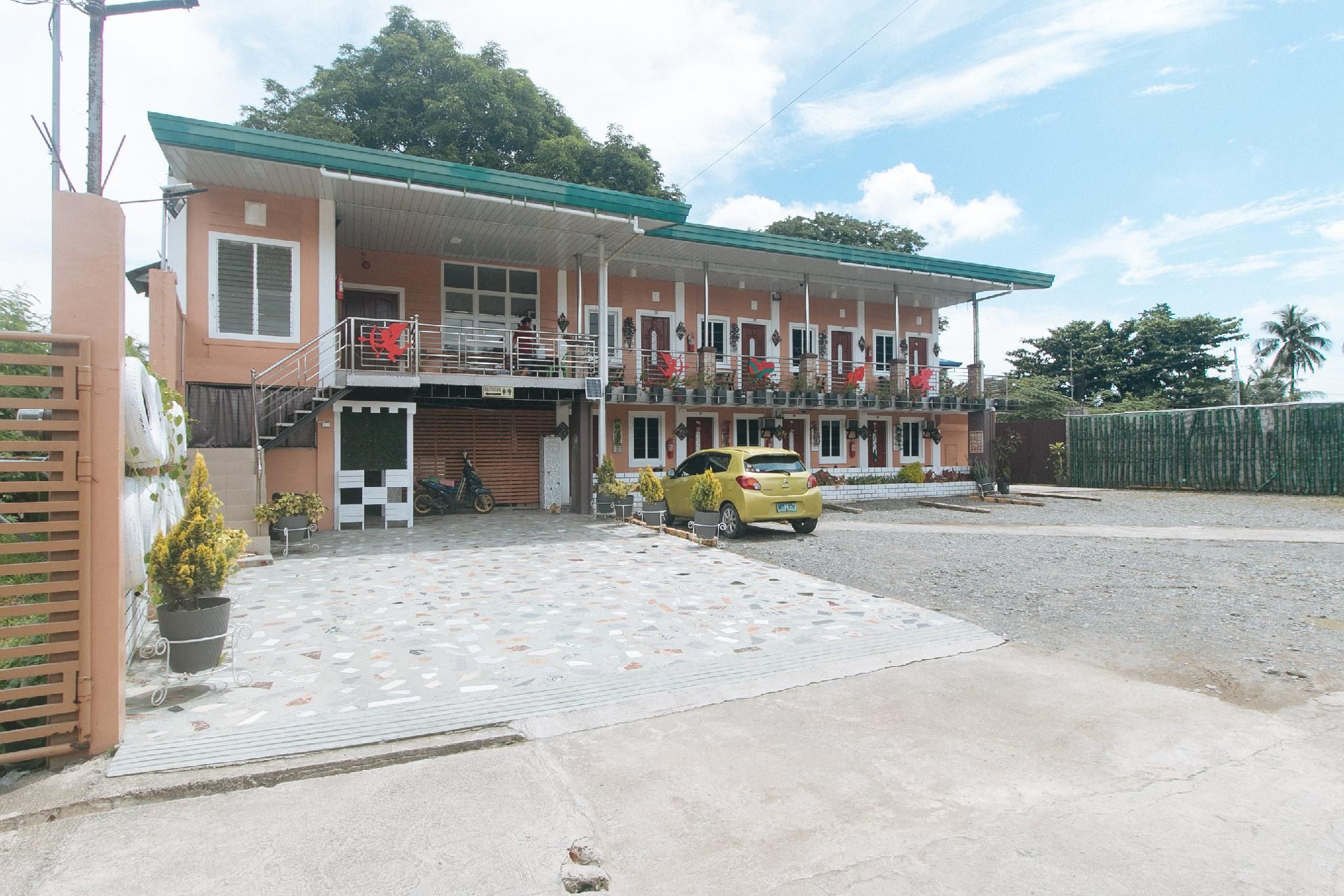 RedDoorz @ Queens Hometel