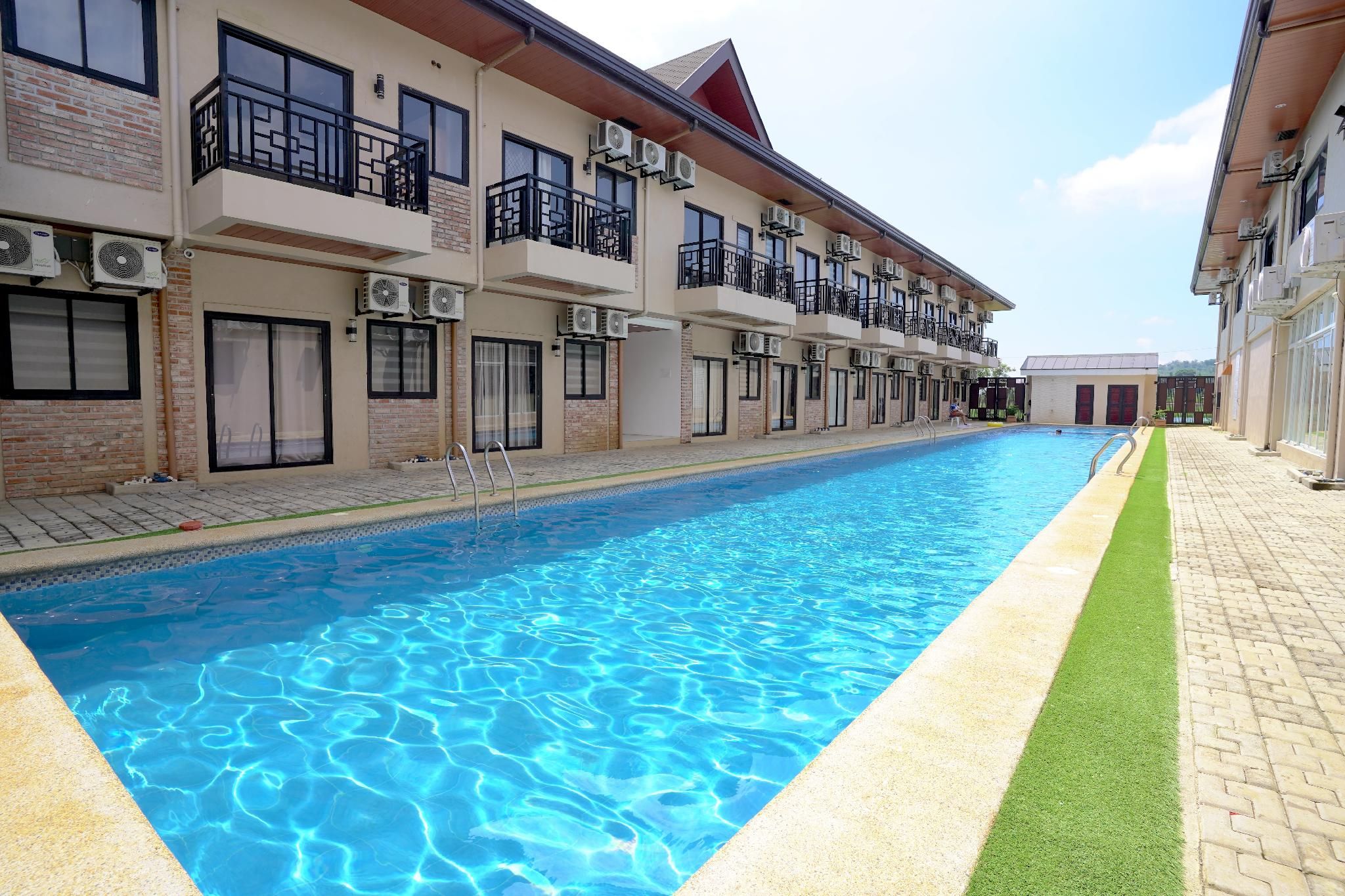 swimming pool [outdoor]