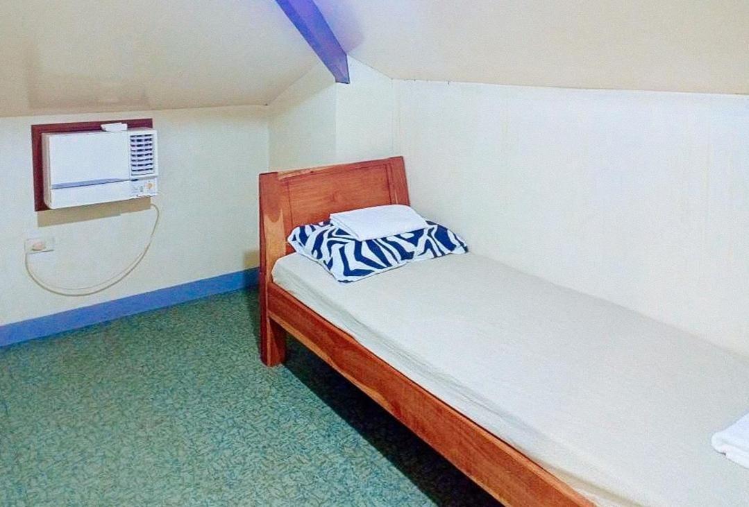 Single Room - Shared Bathroom