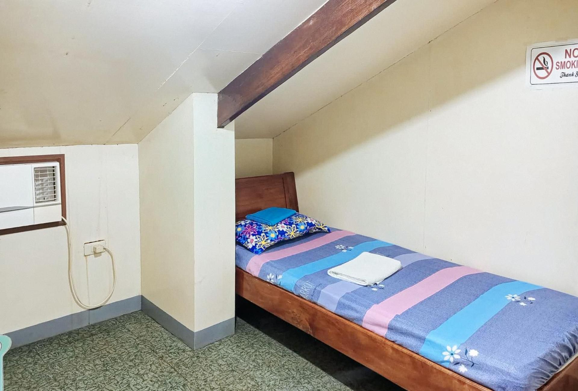 Single Room - Shared Bathroom