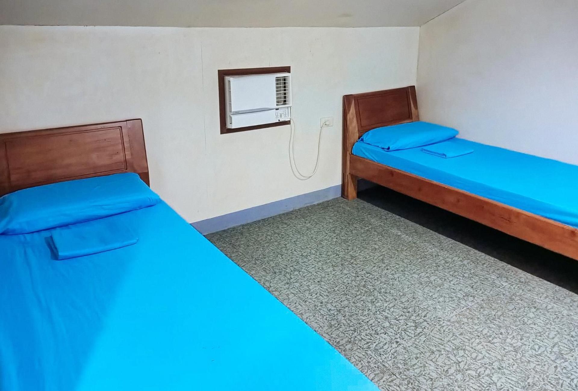 Standard Twin - Shared Bathroom