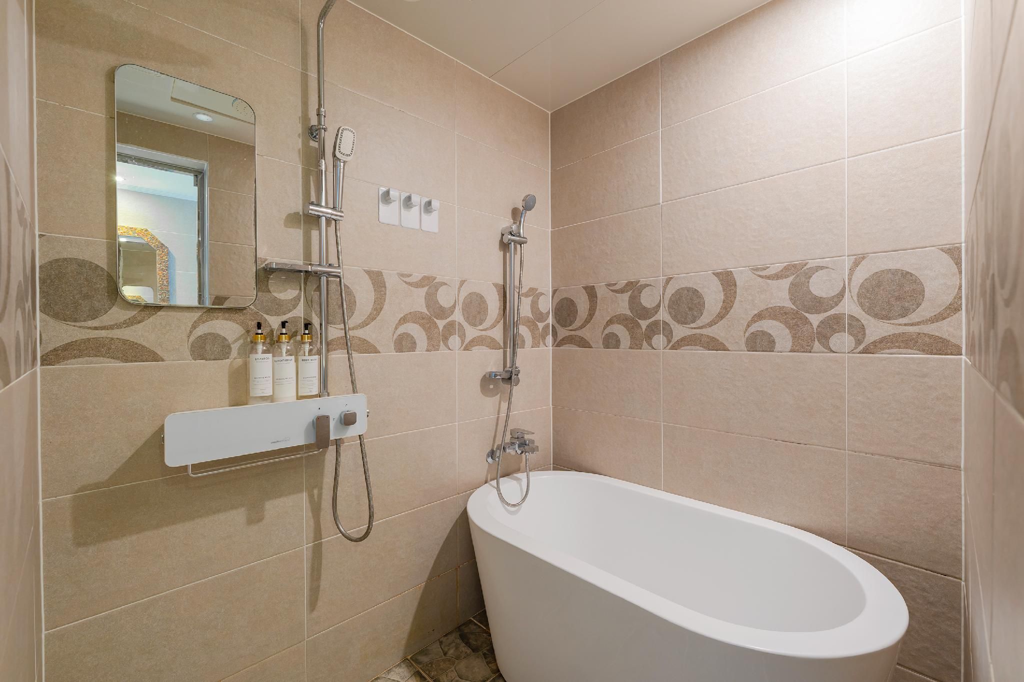 Room assigned on arrival (no parking)