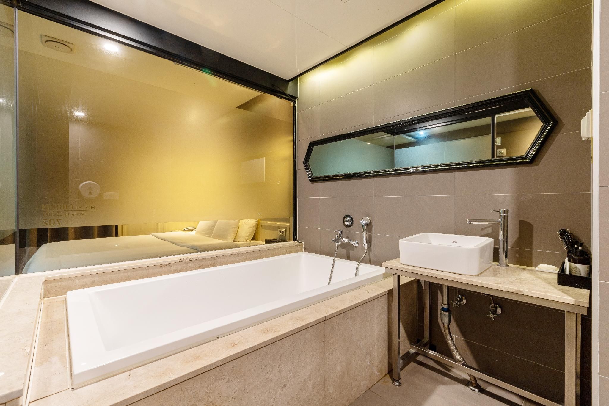 Gaming - 2 PCs (consecutive nights possible, save on expensive parking fees in downtown Seomyeon) (